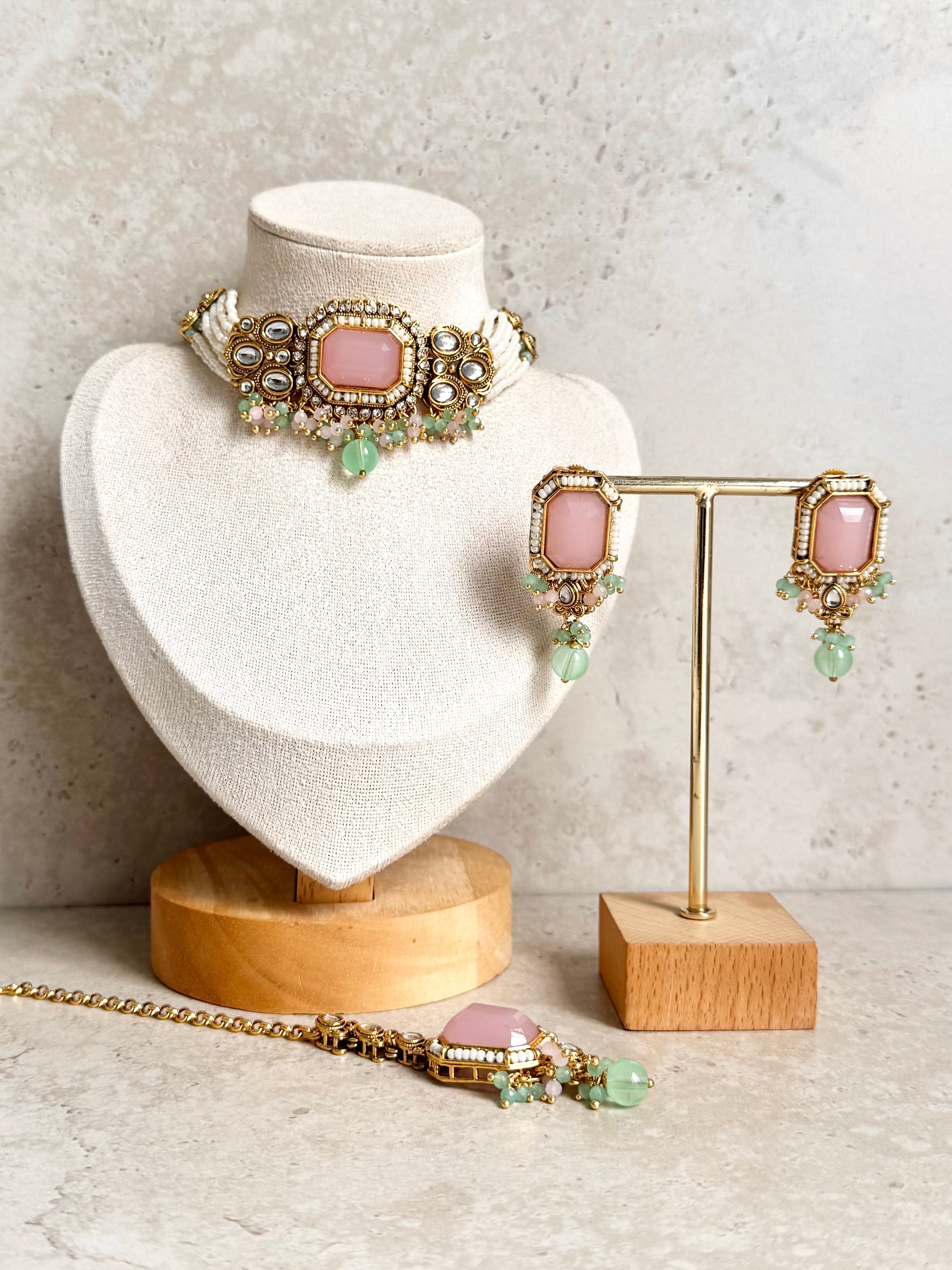 Afia Necklace Set