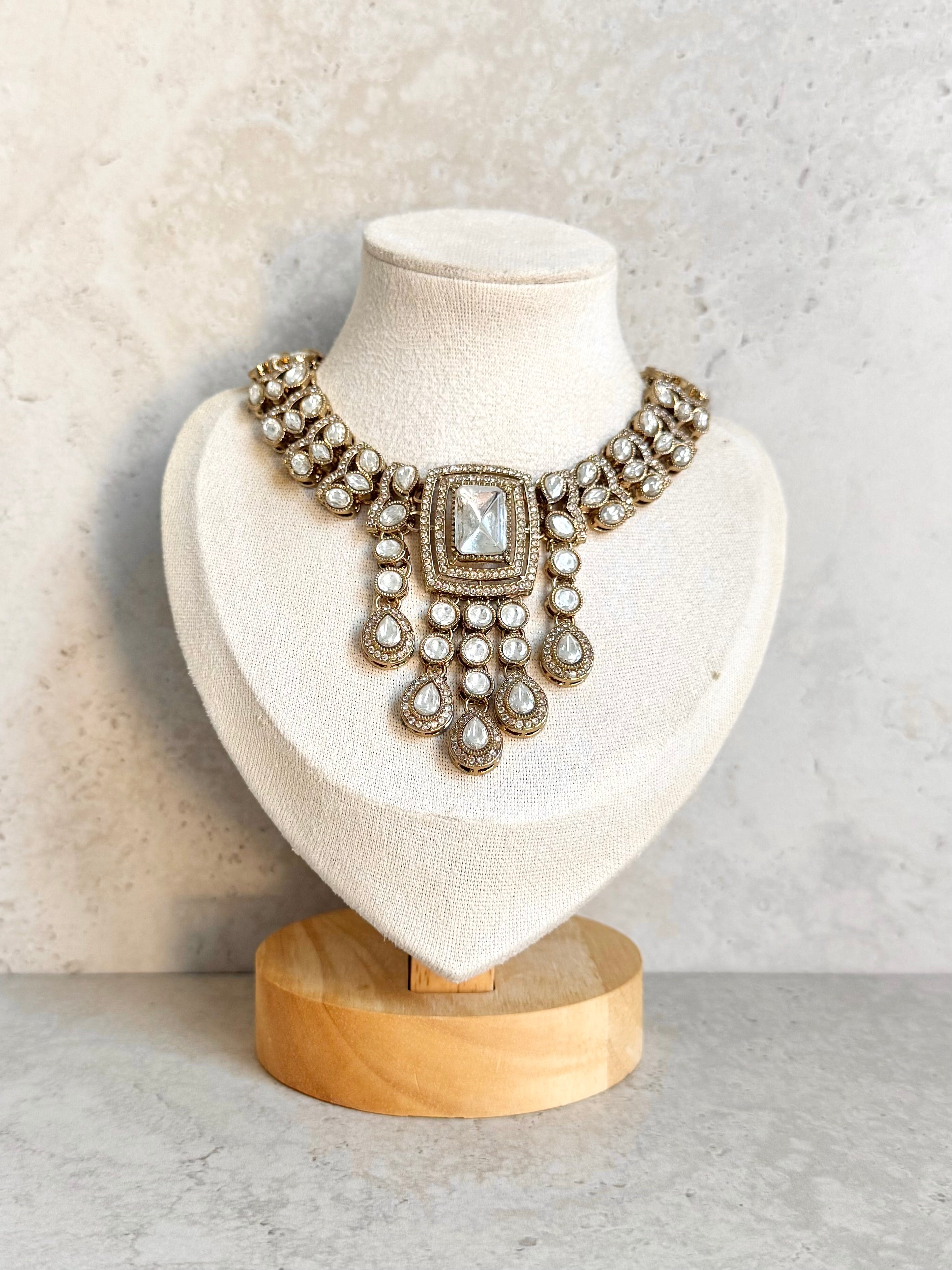 Vanya Necklace Set