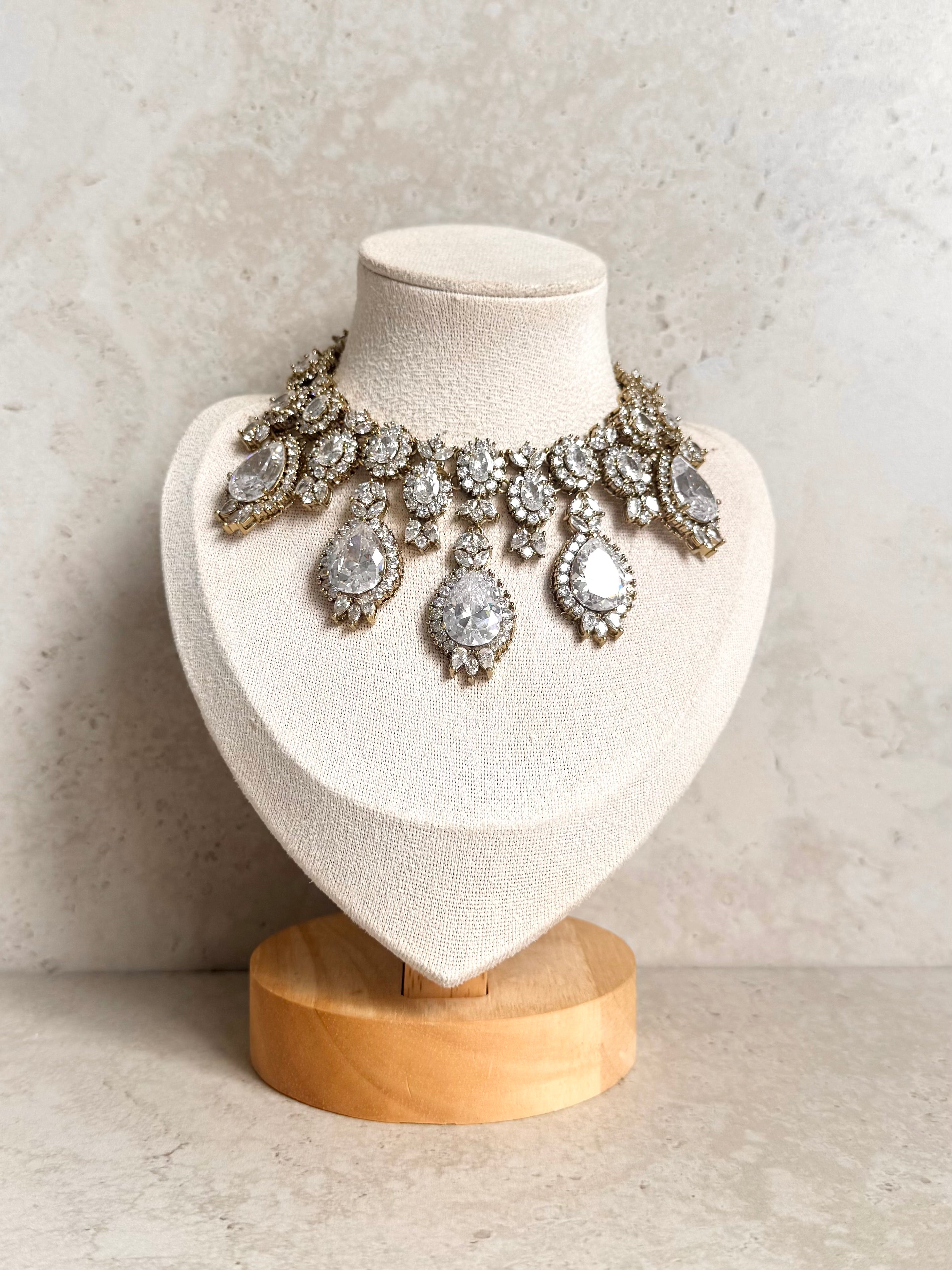 Nimrat Necklace Set