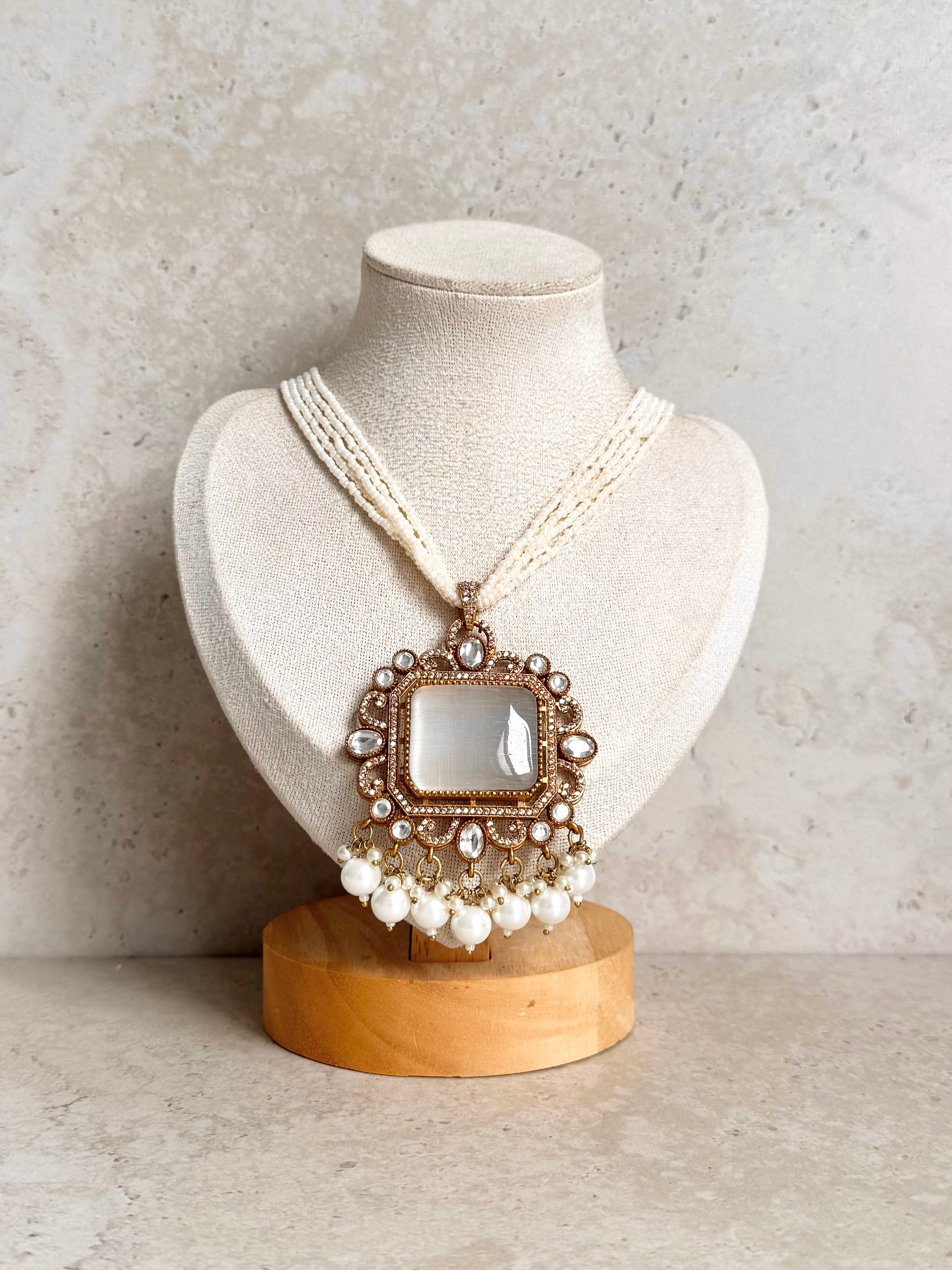 Gurnaz Necklace Set