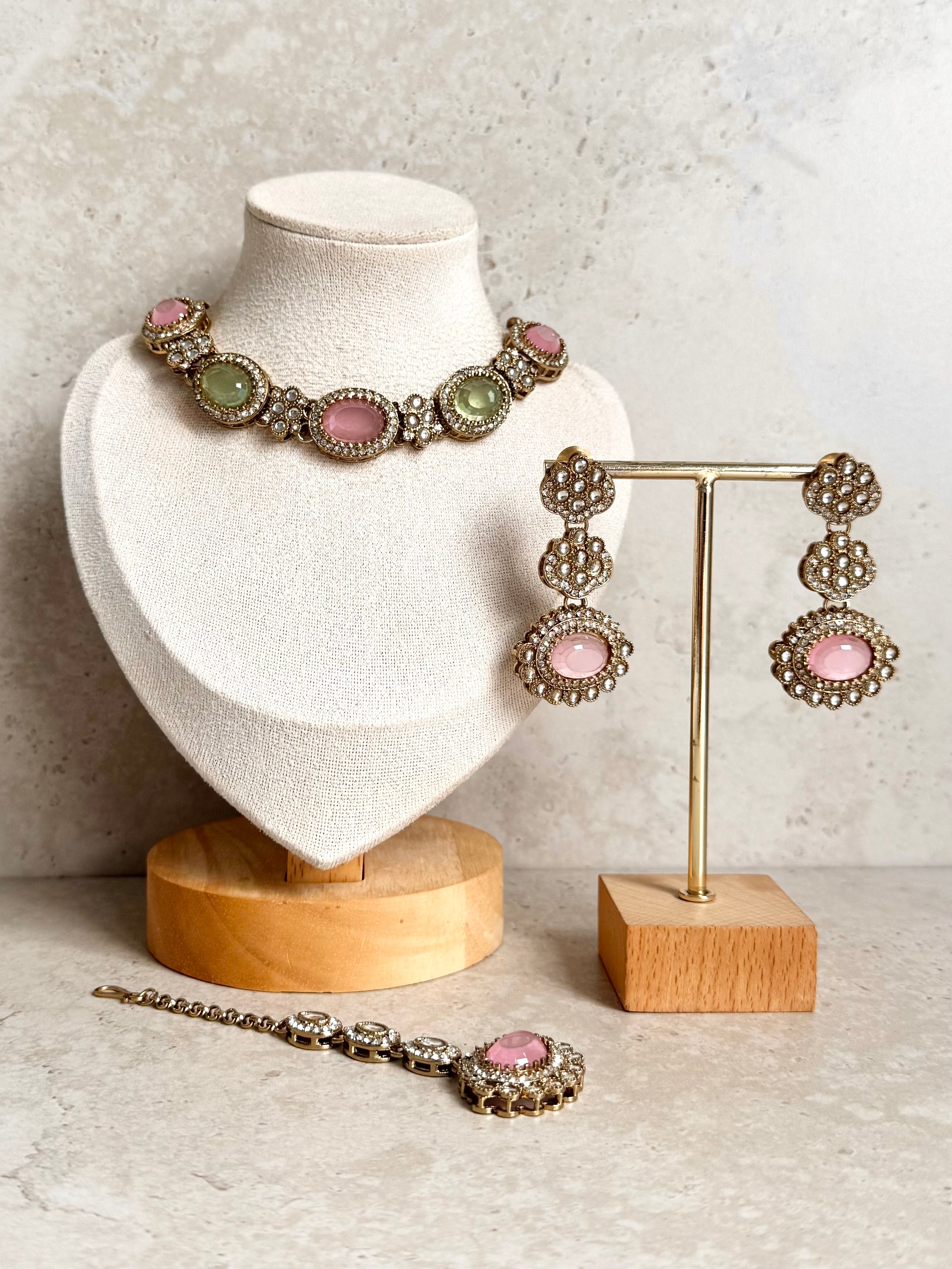 Arunita Necklace Set