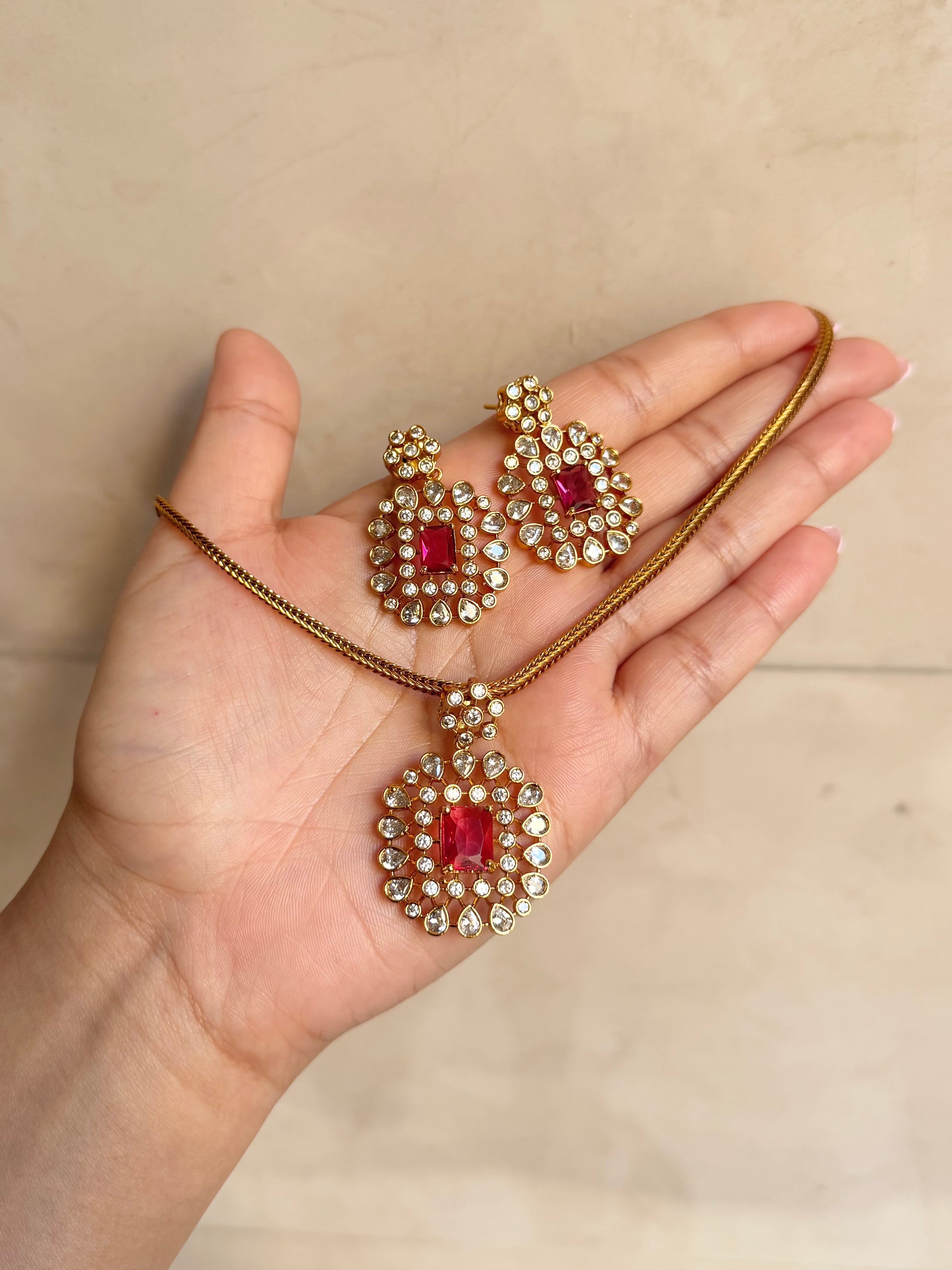 Anum Necklace Set