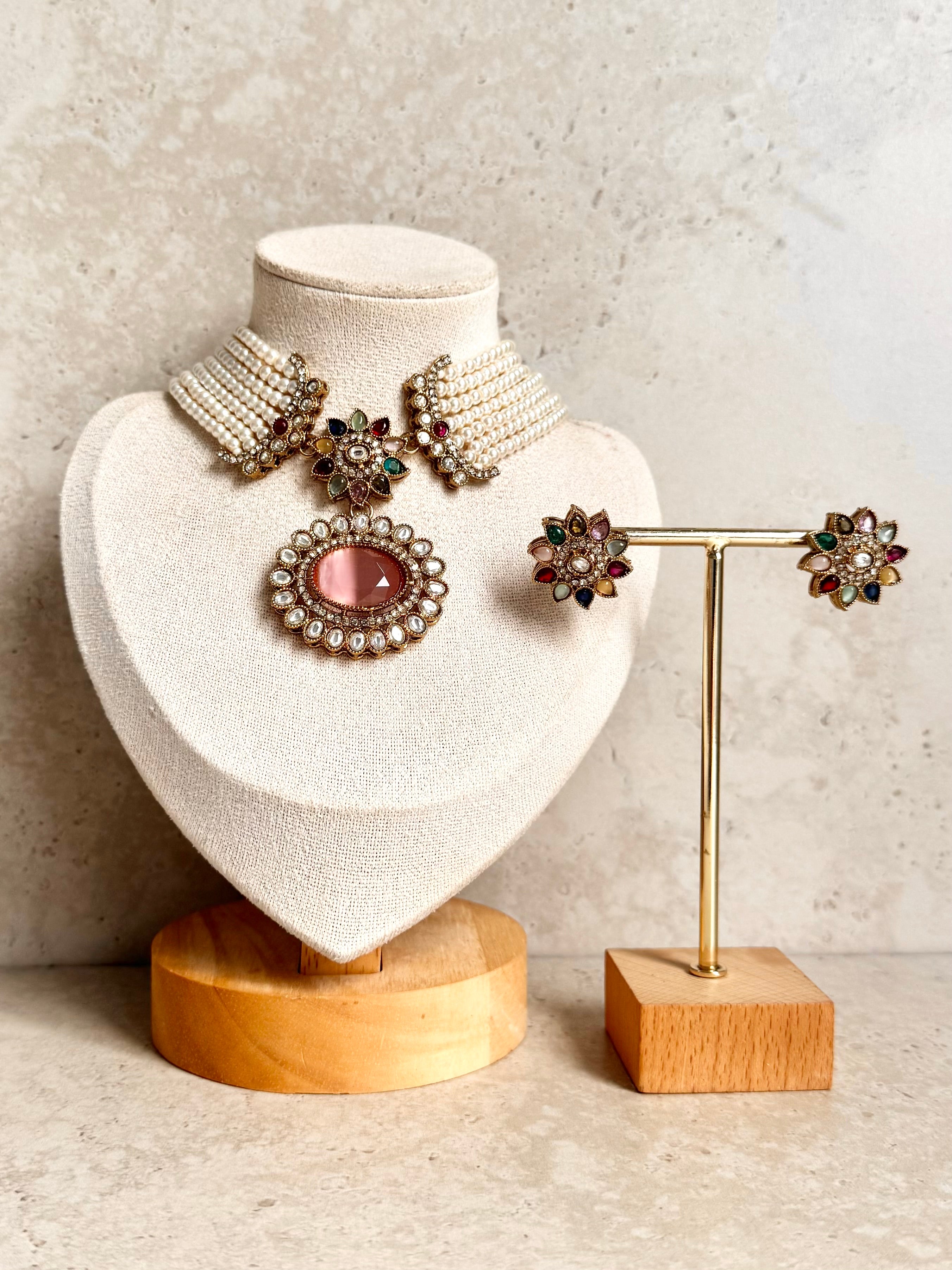 Mannat Necklace Set