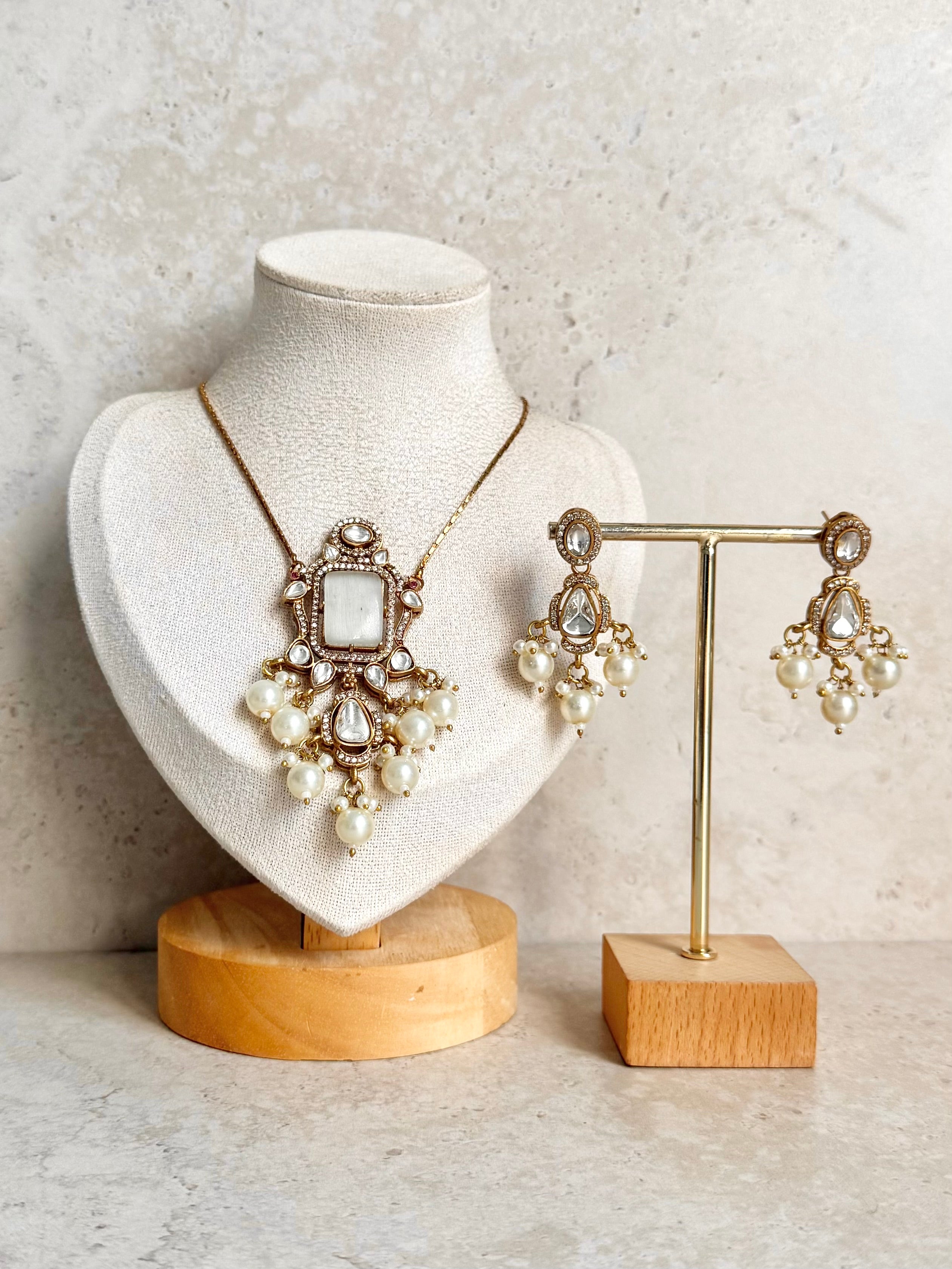Pragati Necklace Set