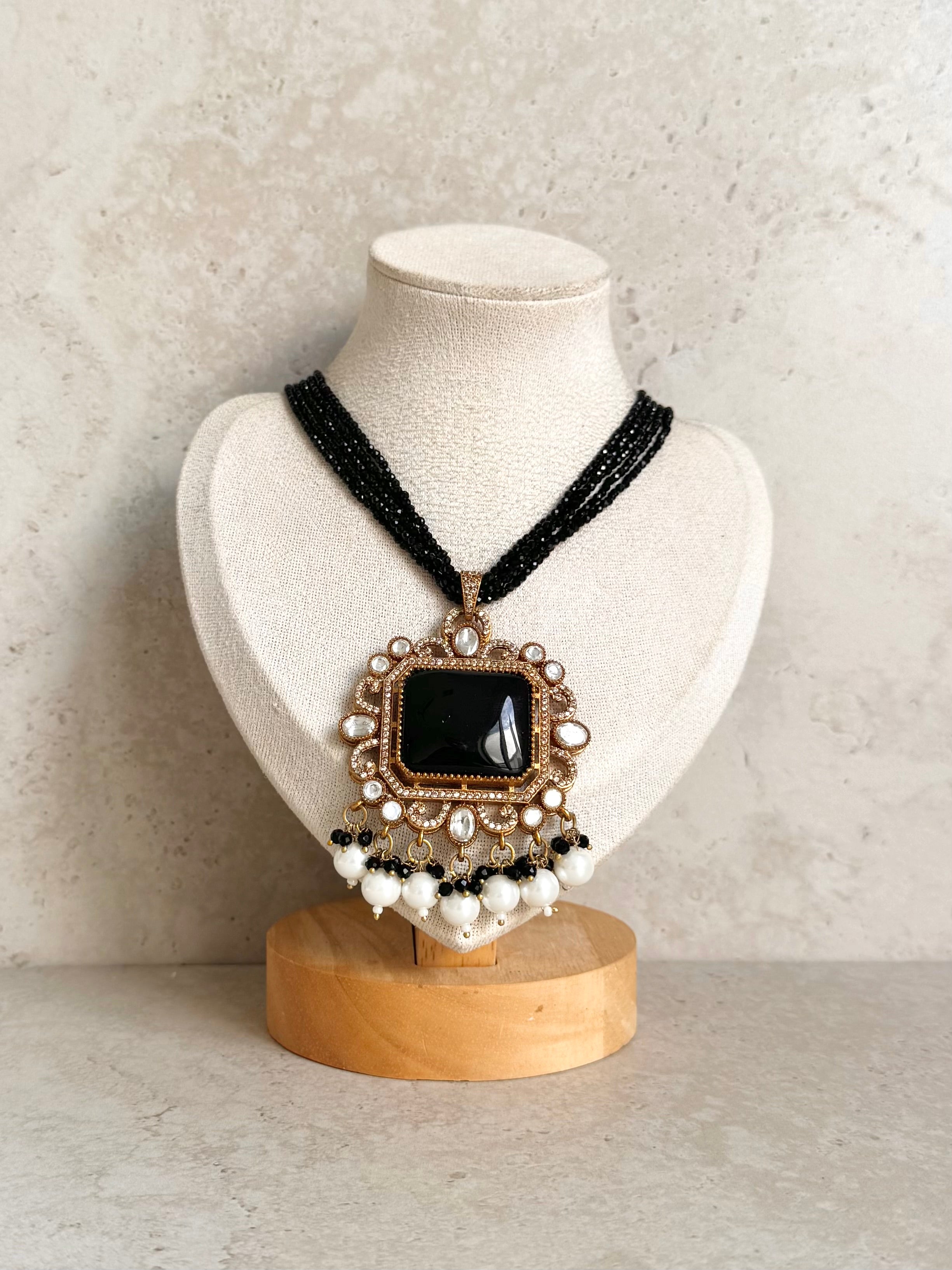 Gurnaz Necklace Set