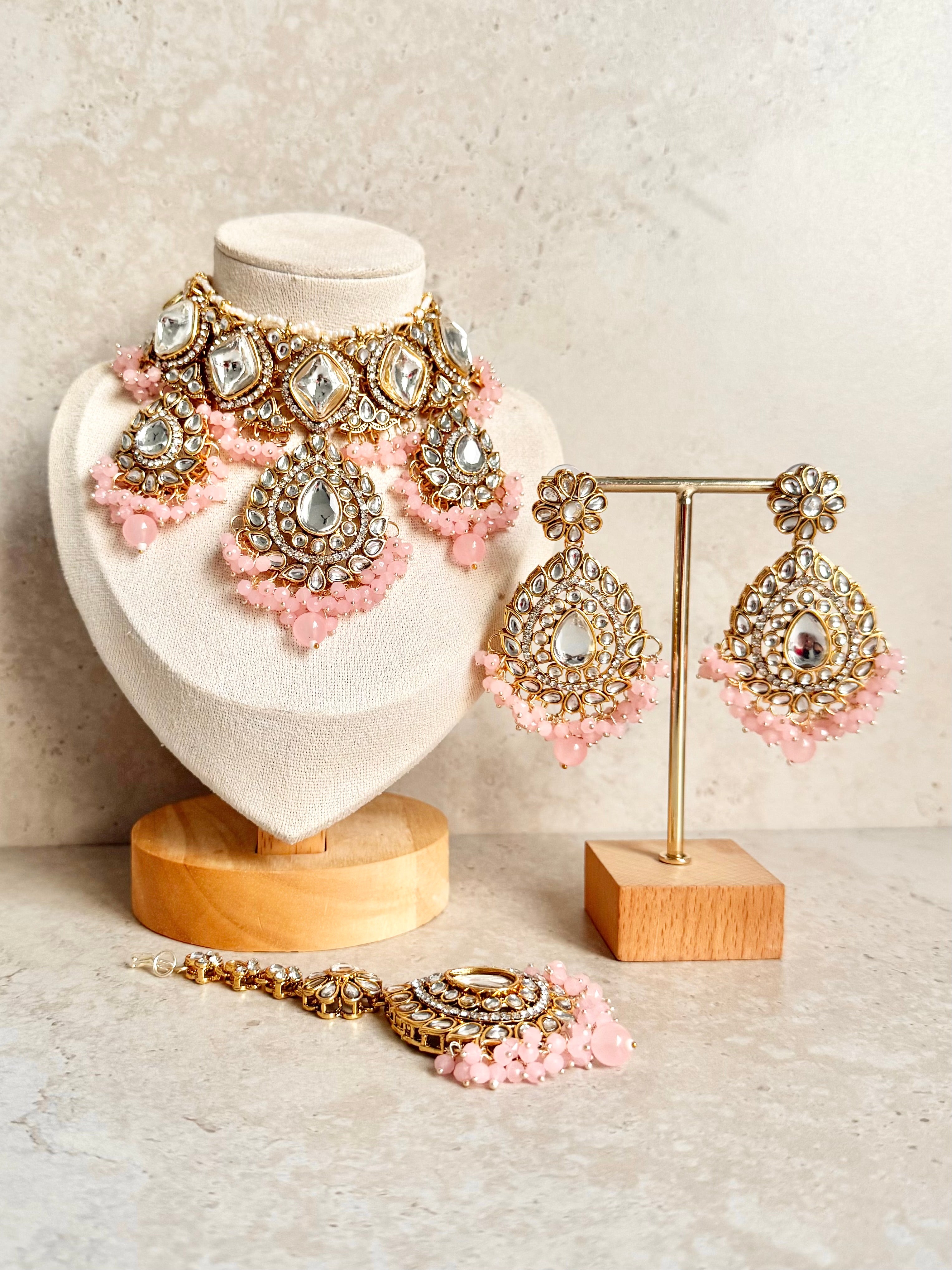 Avira Necklace Set