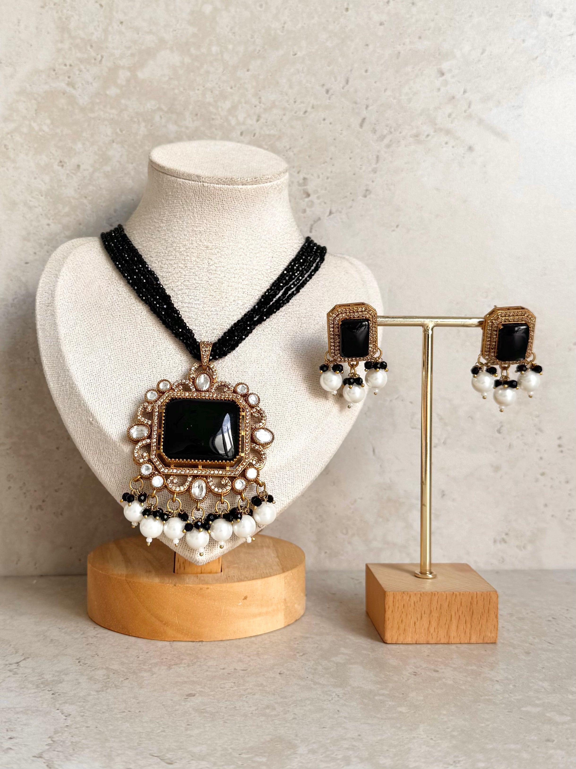 Gurnaz Necklace Set