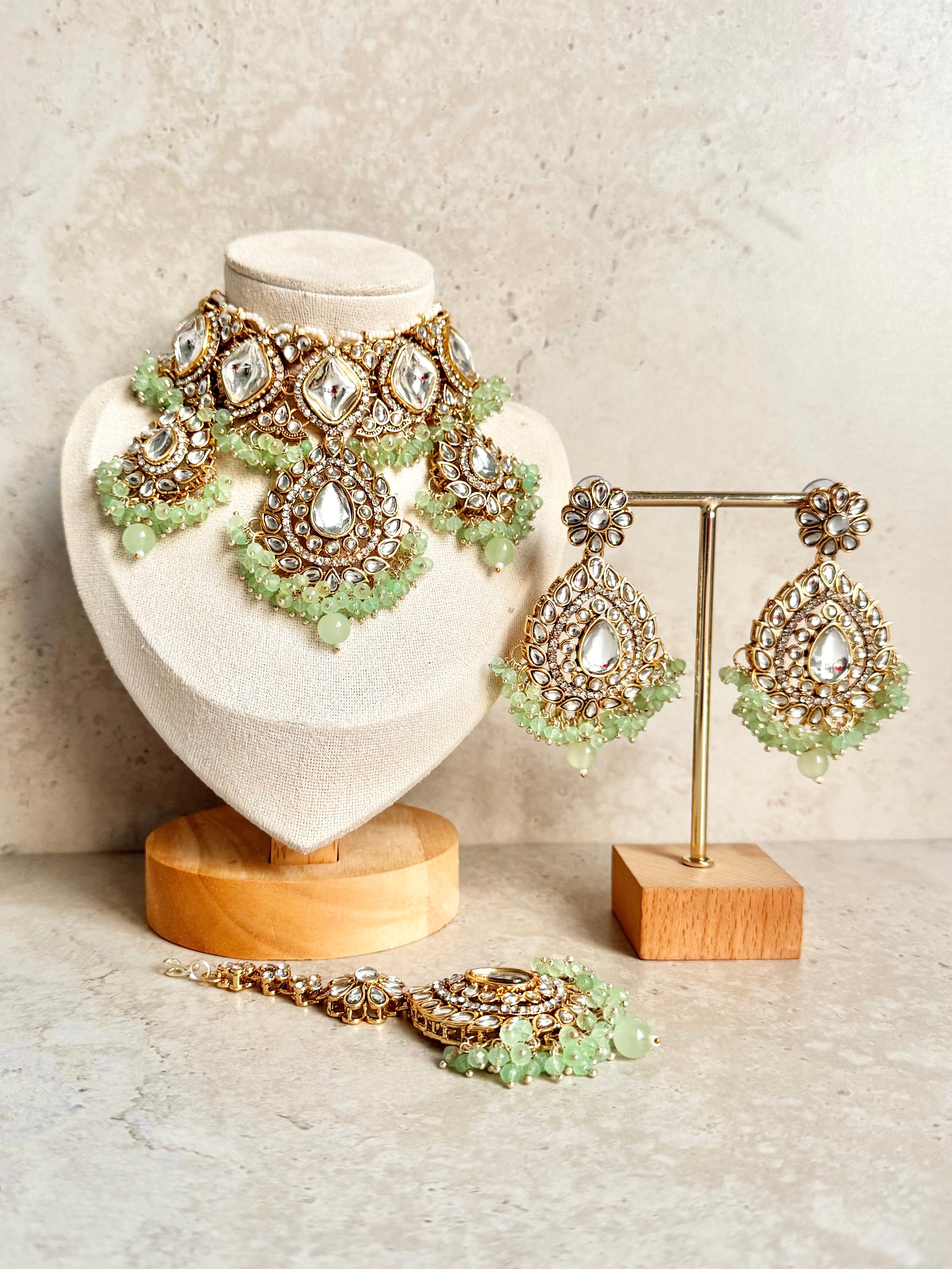 Avira Necklace Set