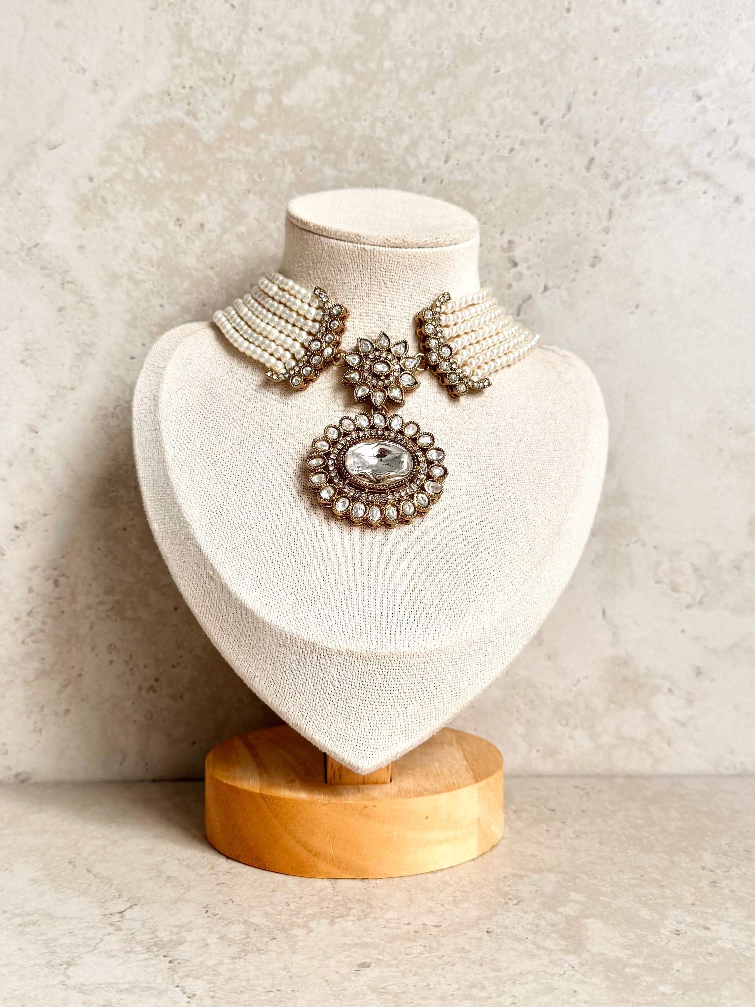 Mannat Necklace Set