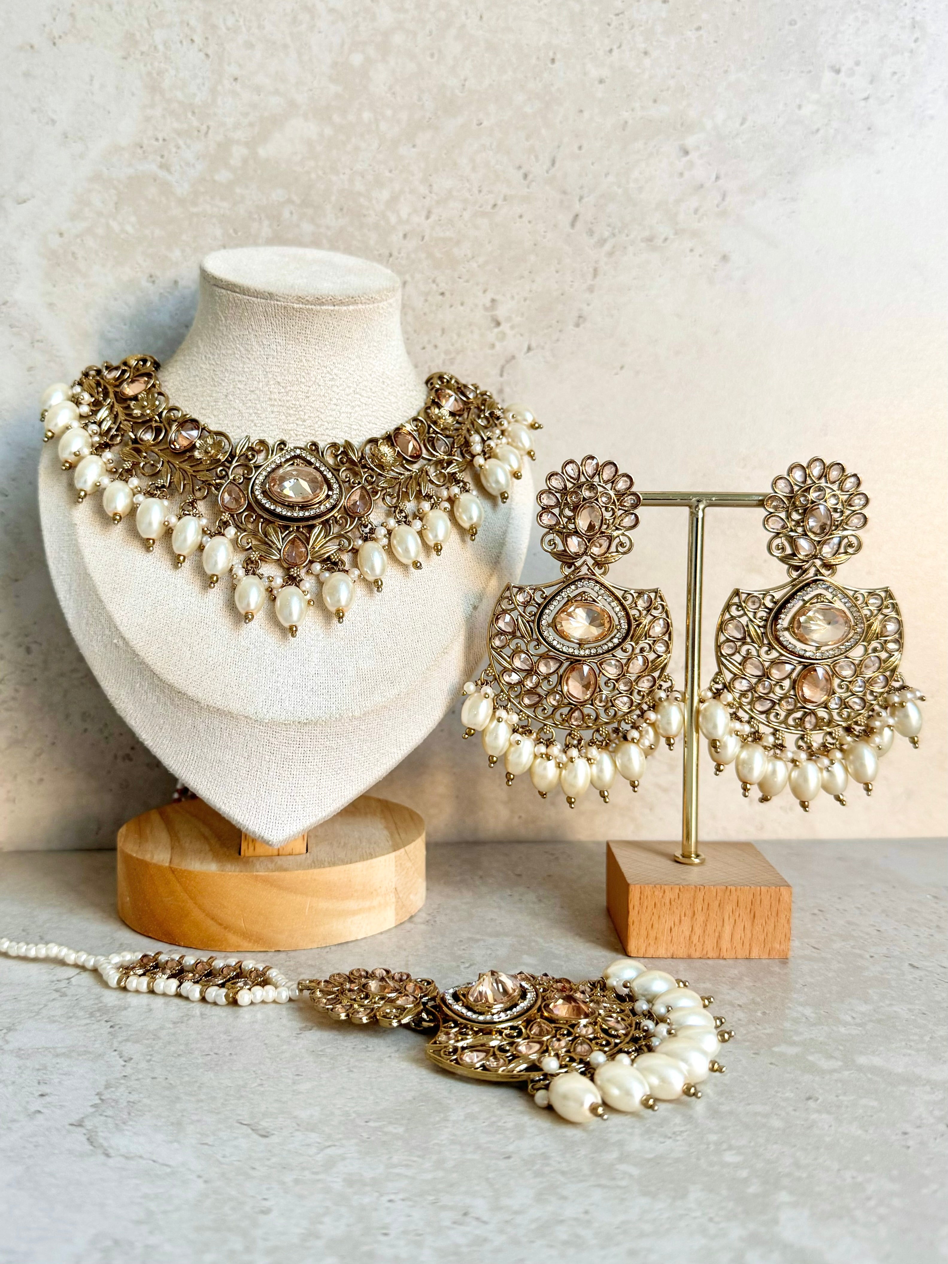 Guneet Necklace Set