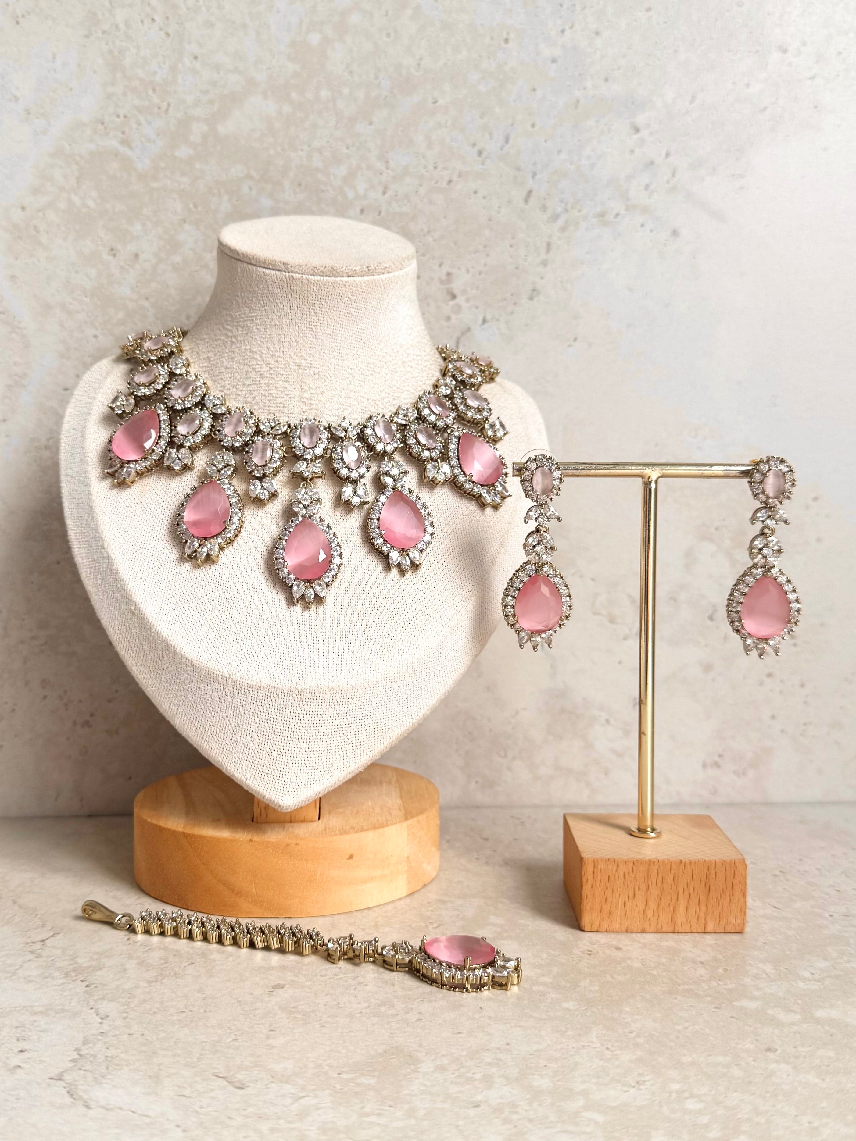 Nimrat Necklace Set