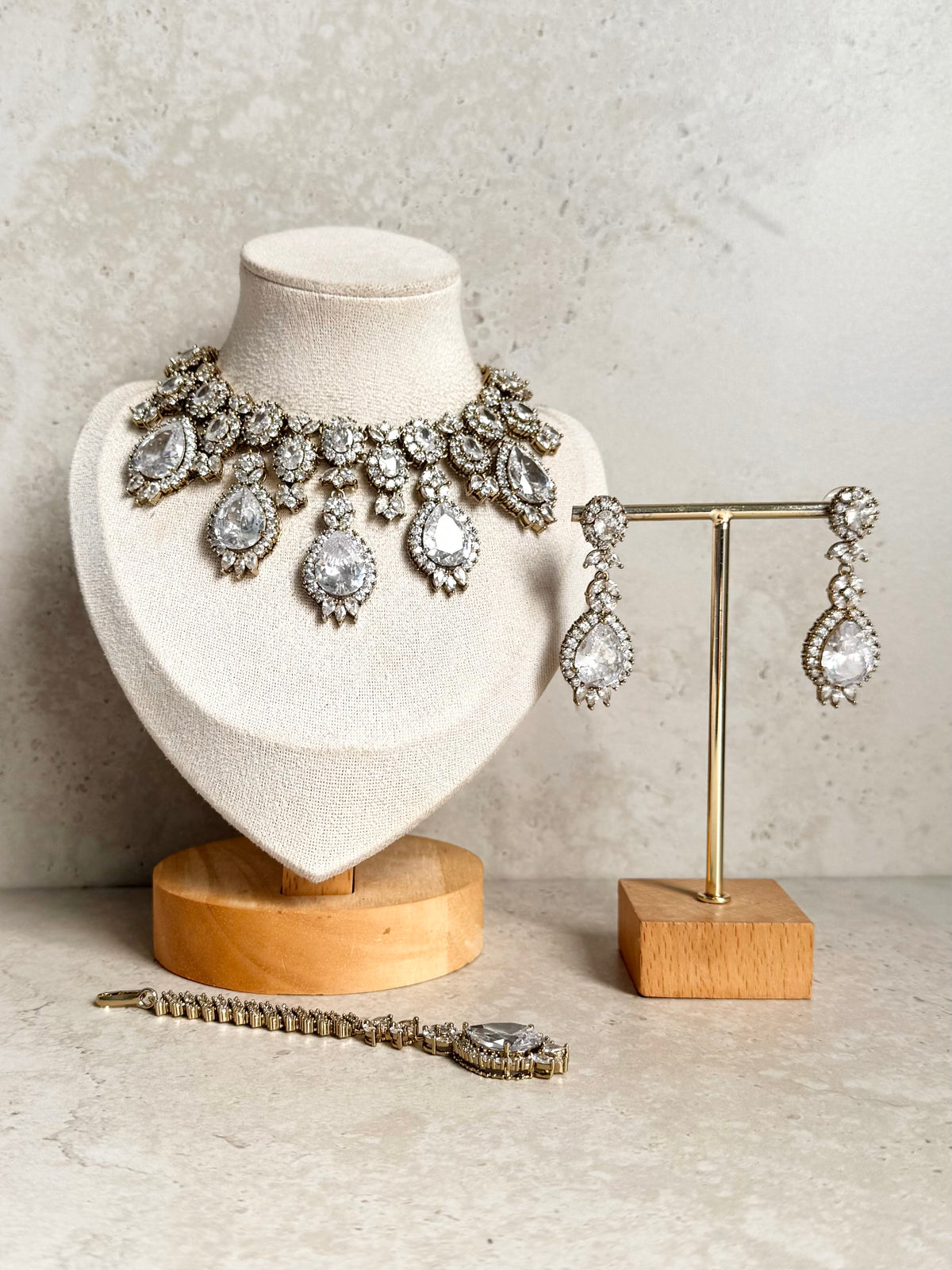 Nimrat Necklace Set
