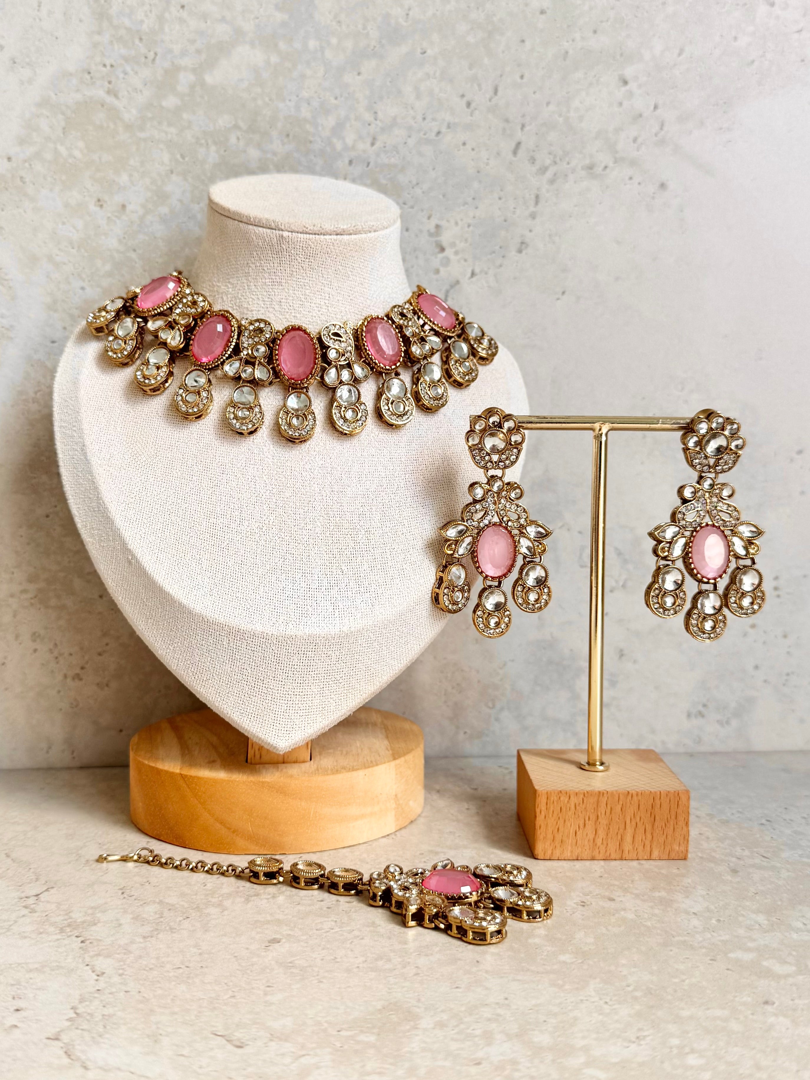 Parneet Necklace Set