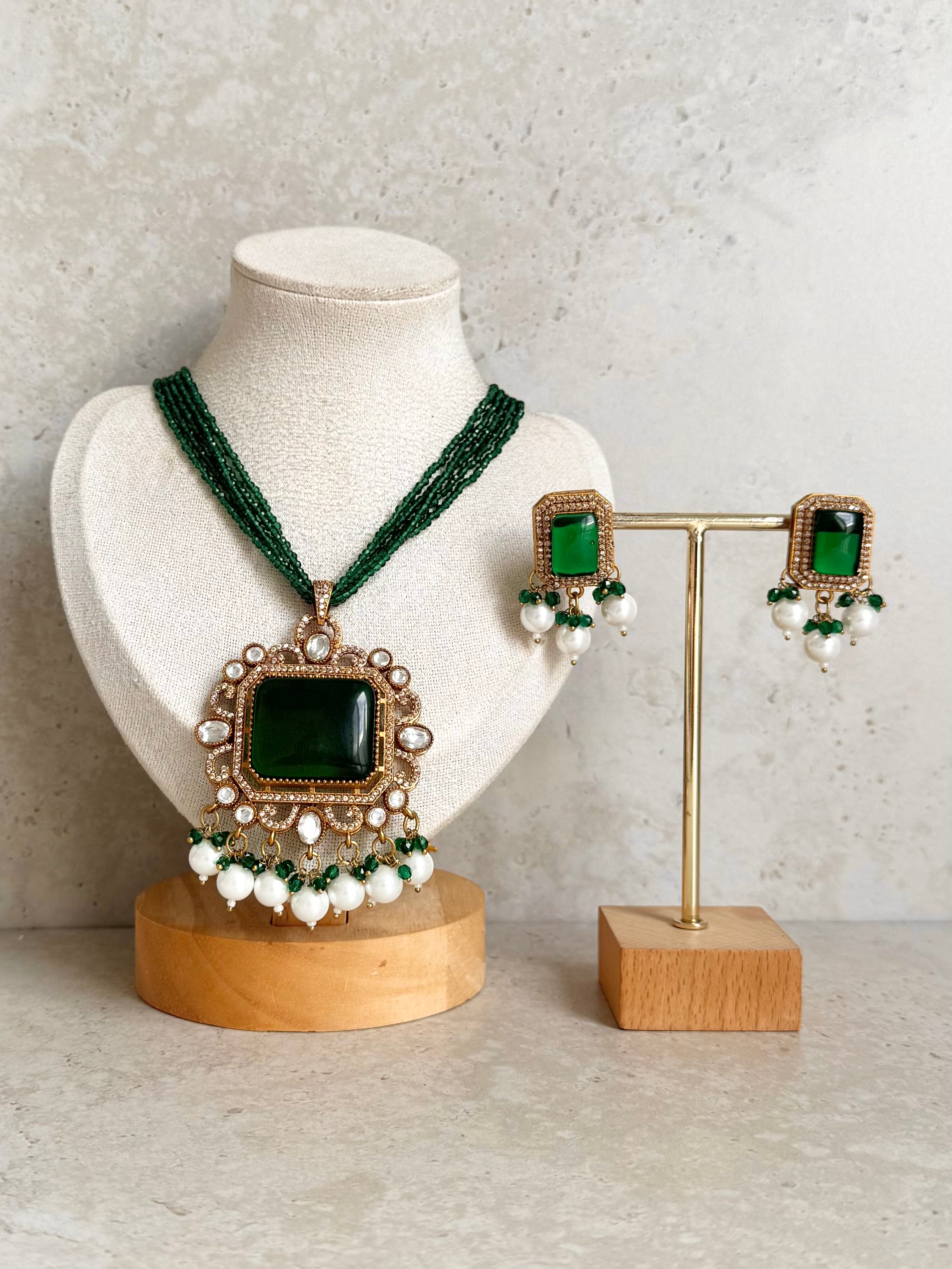 Gurnaz Necklace Set