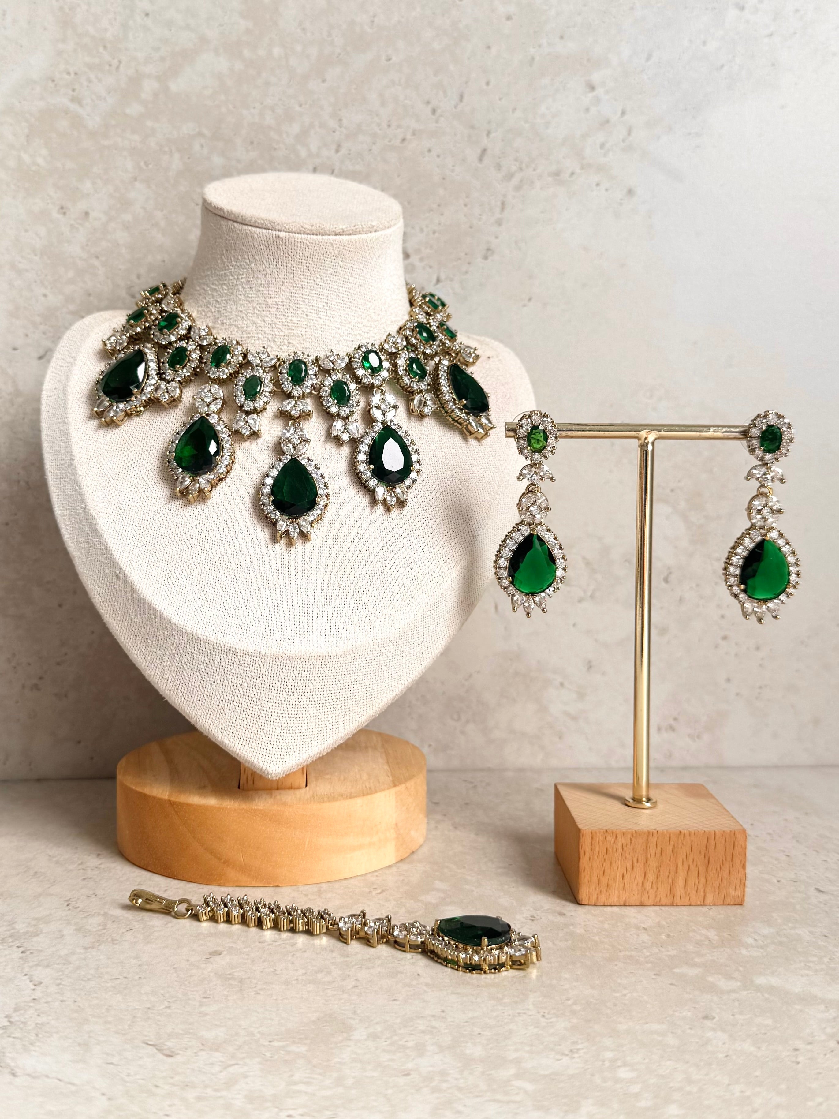 Nimrat Necklace Set