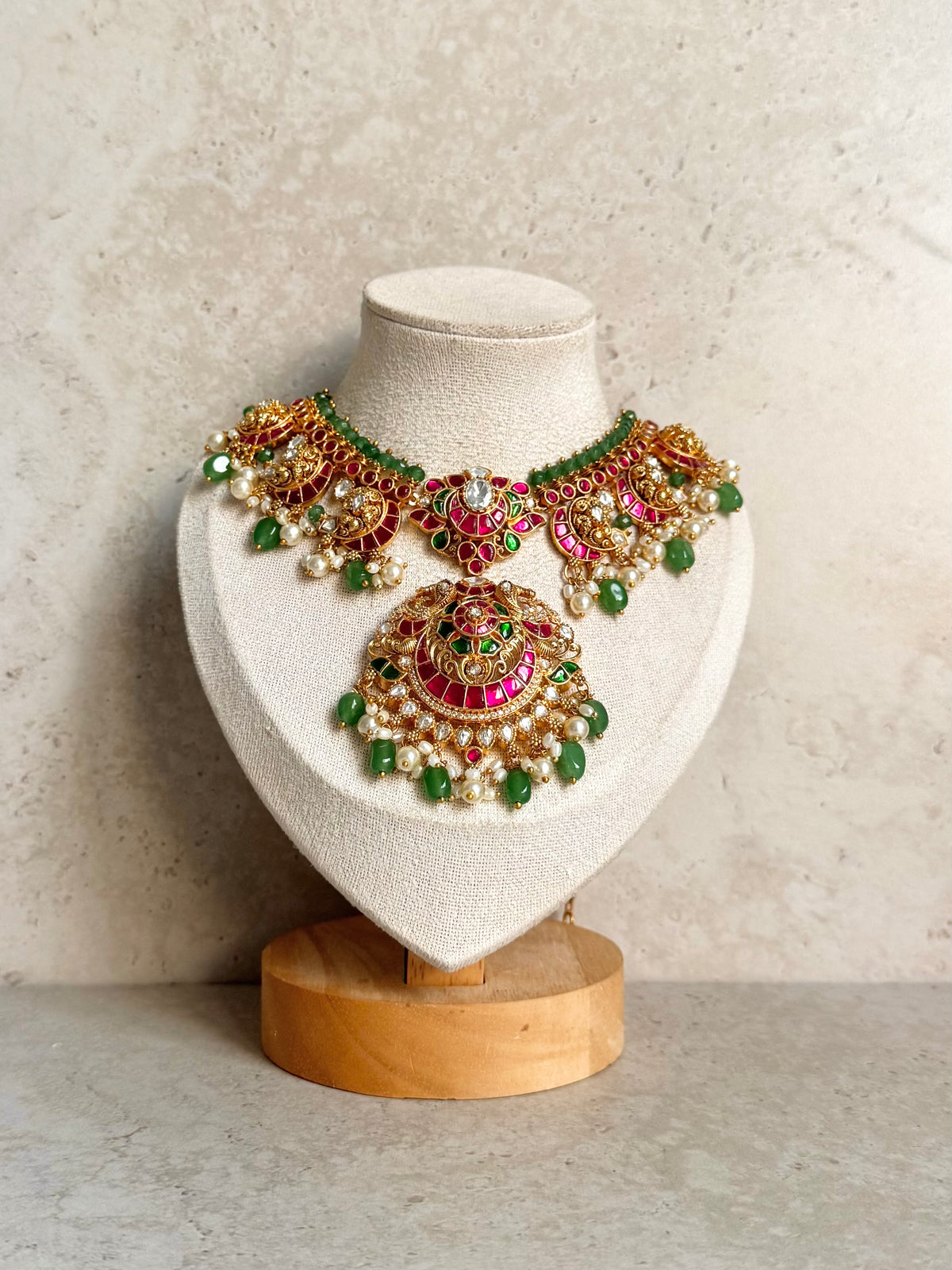 Sargun Necklace Set