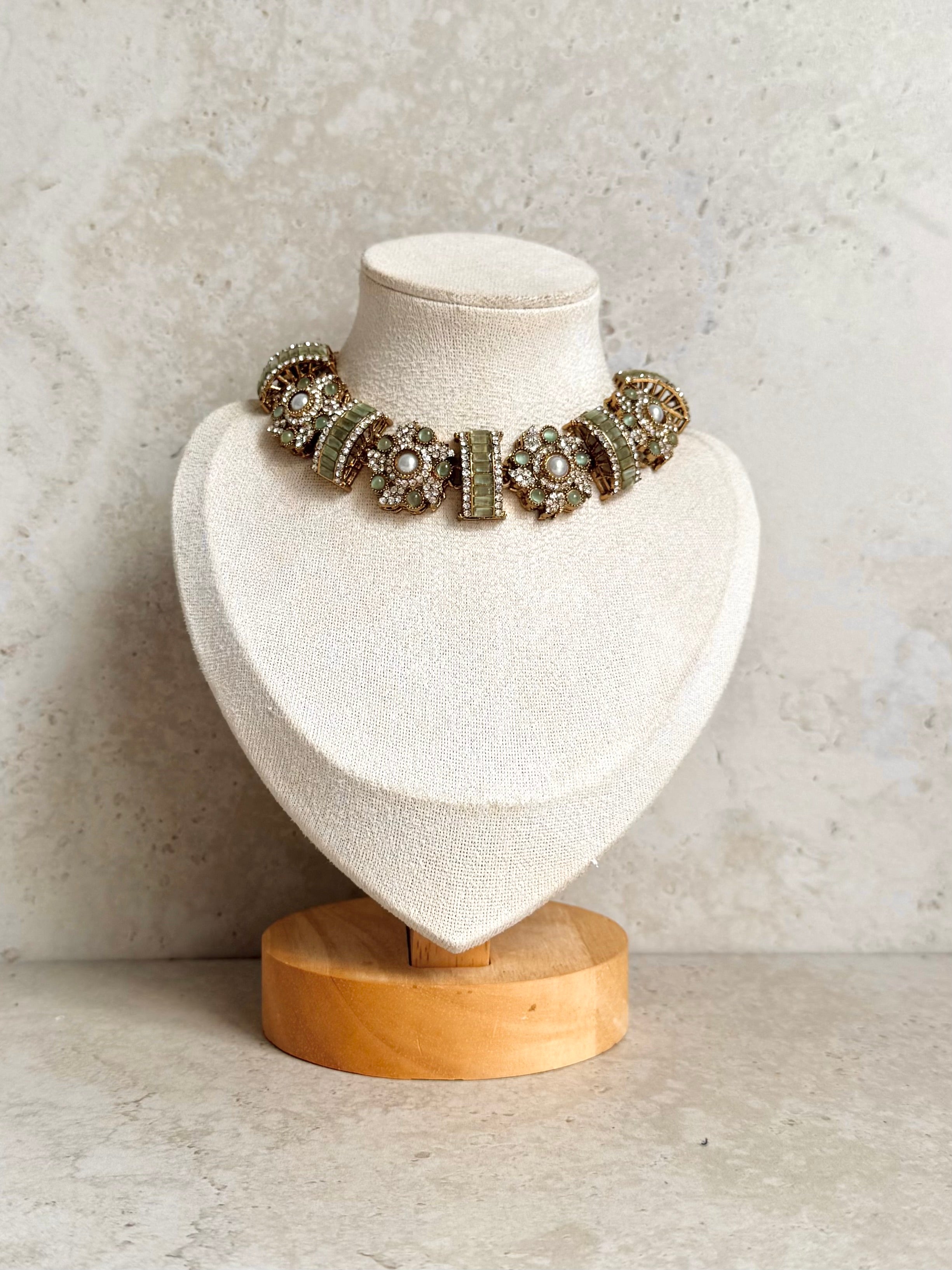 Manreet Necklace Set