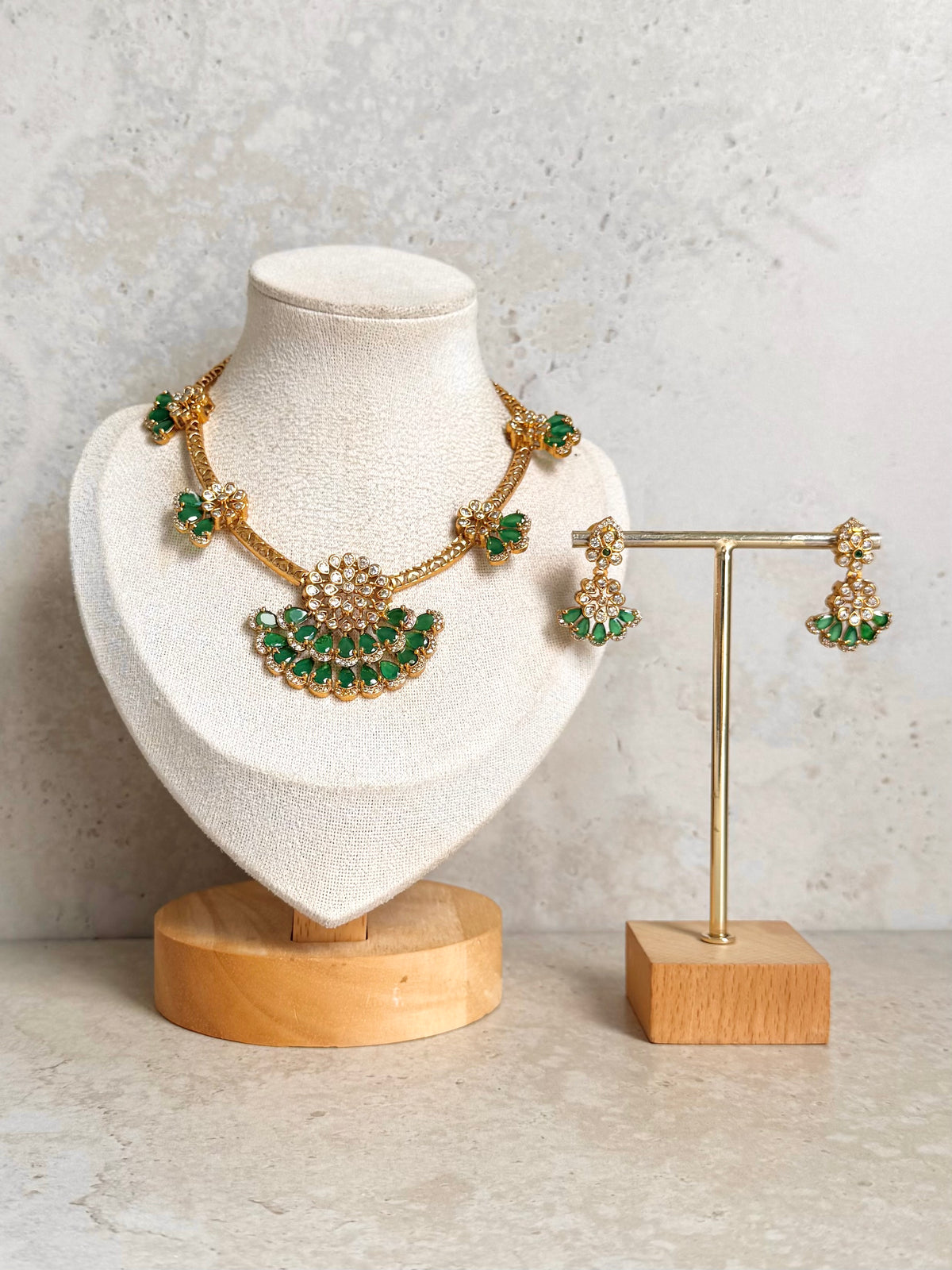 Neha Necklace Set