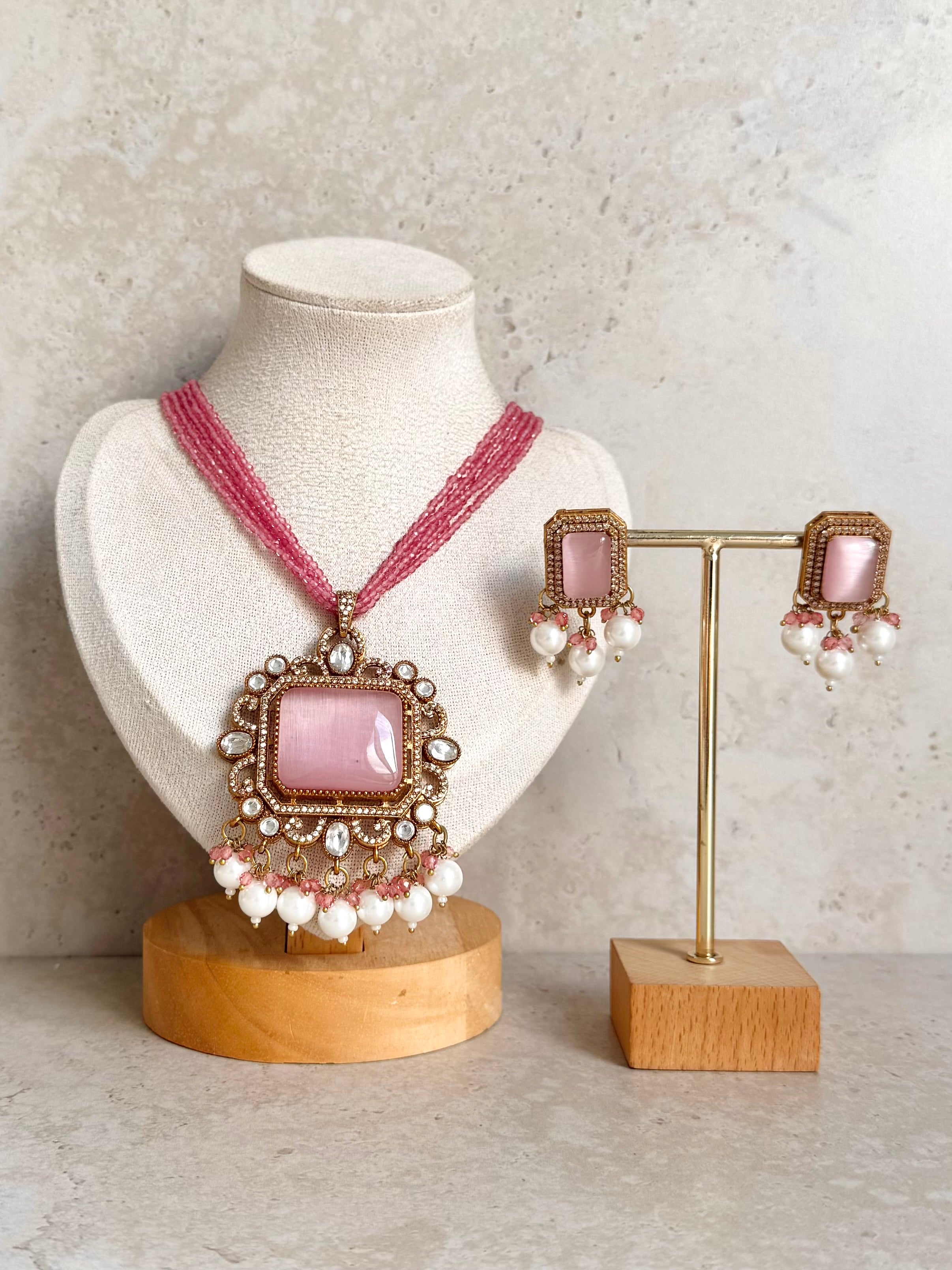 Gurnaz Necklace Set