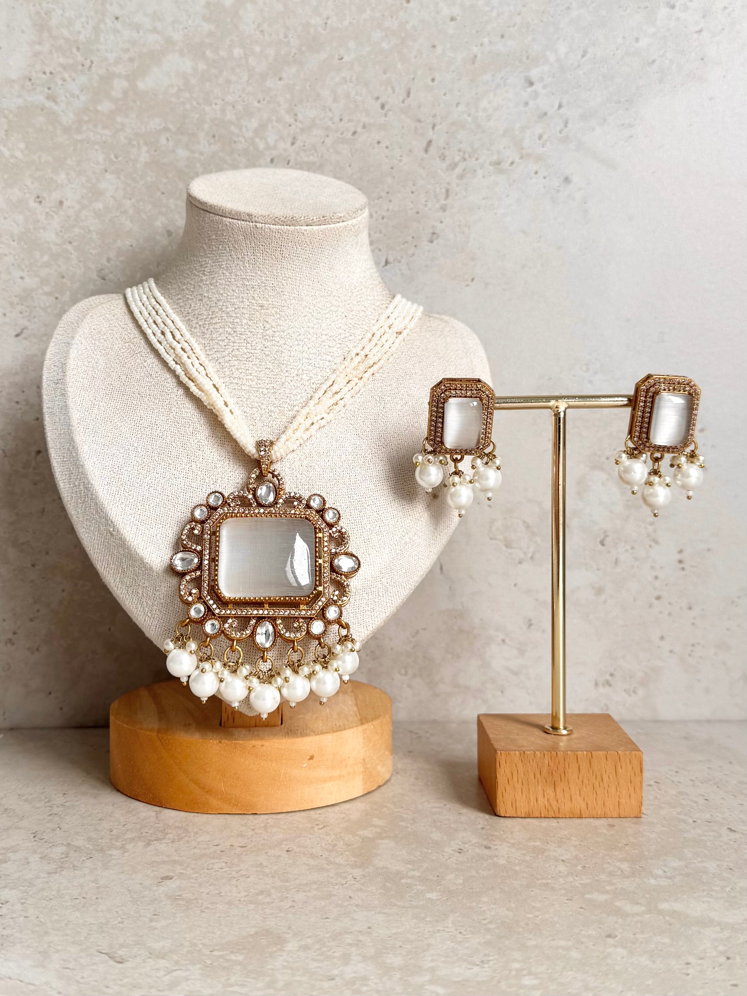 Gurnaz Necklace Set