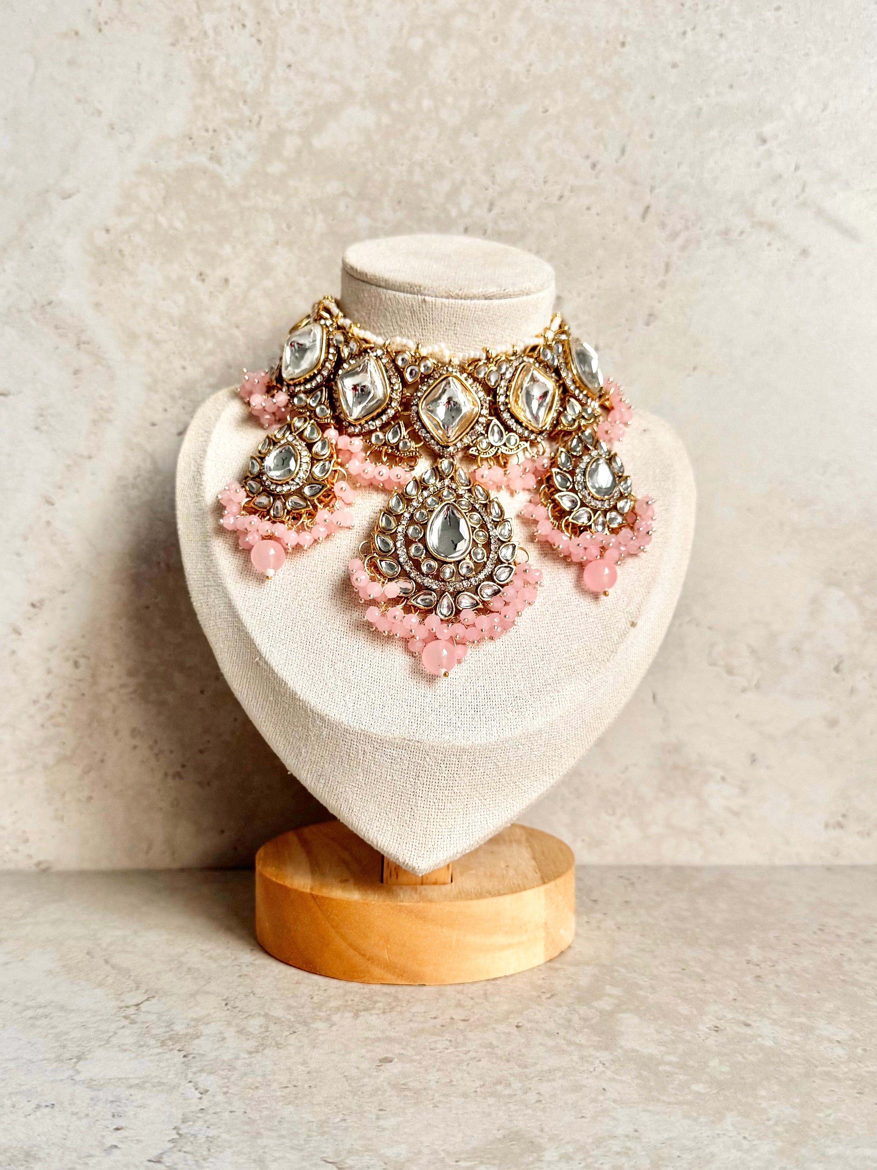 Avira Necklace Set