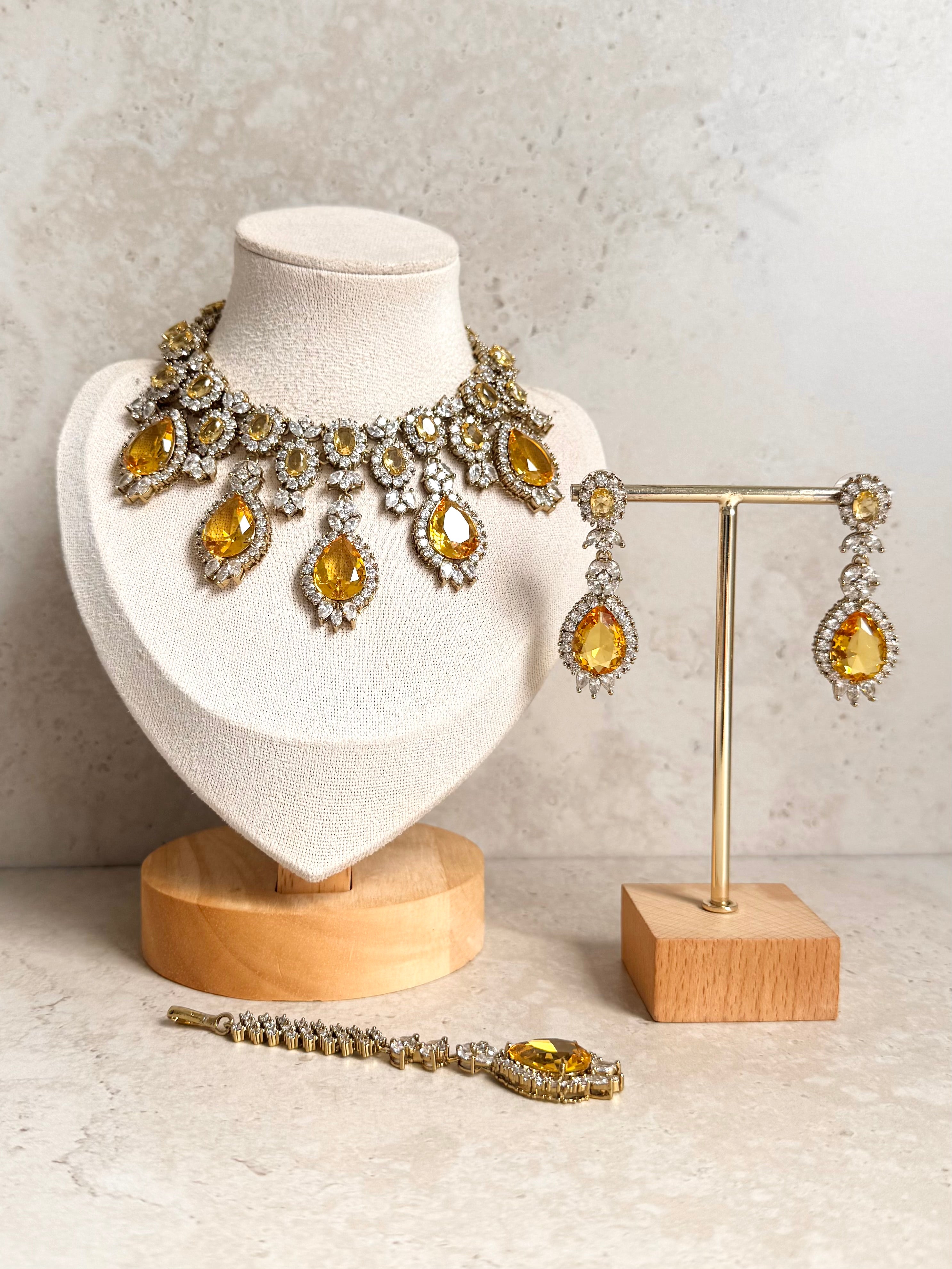 Nimrat Necklace Set