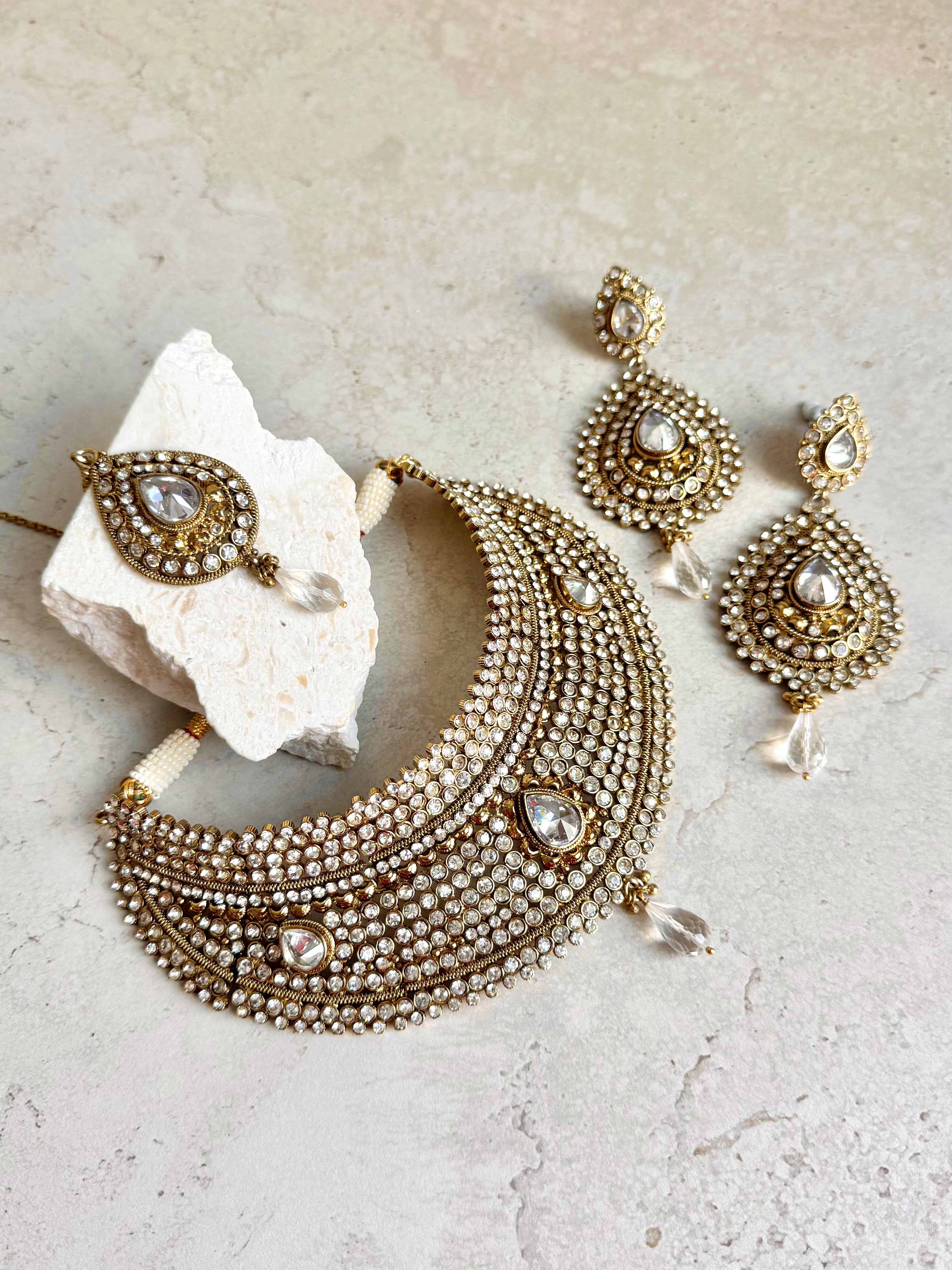 Aveena Necklace Set