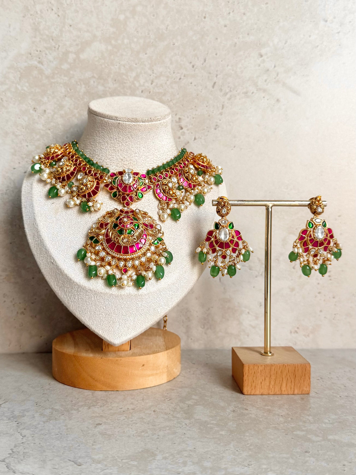 Sargun Necklace Set