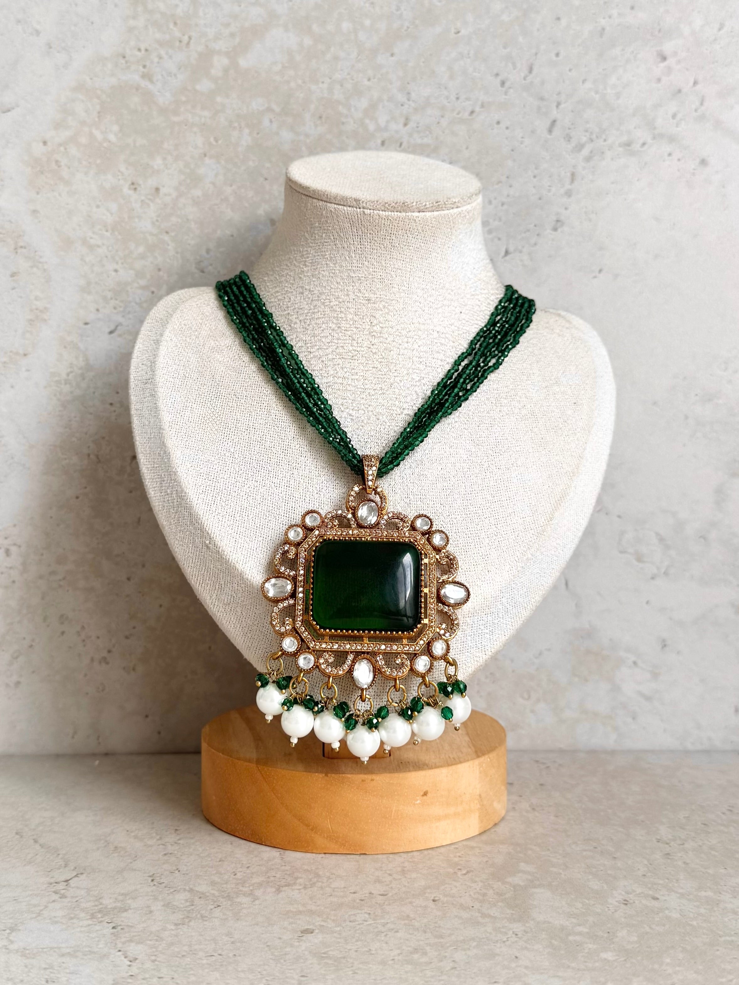 Gurnaz Necklace Set