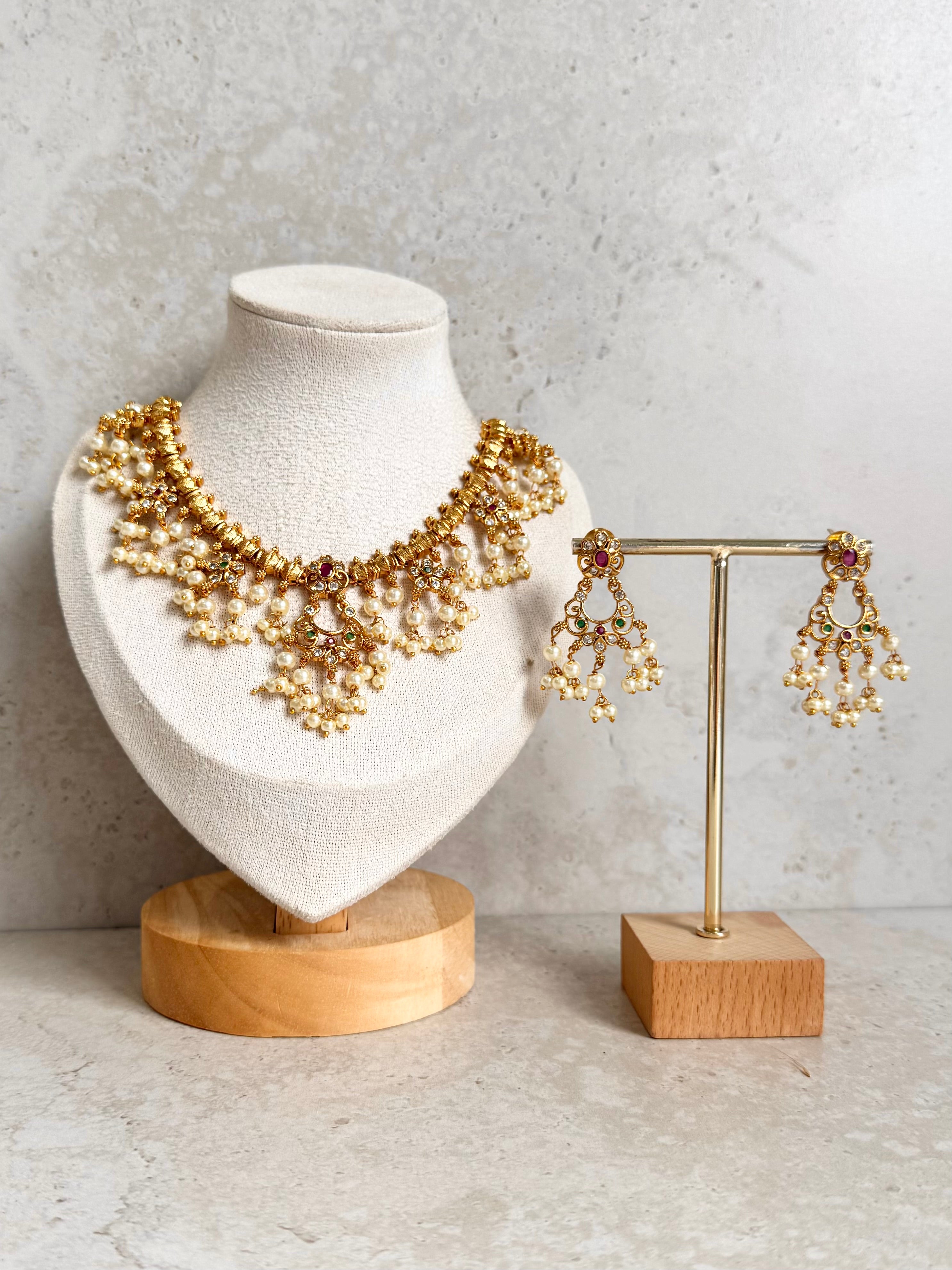 Eknoor Necklace Set