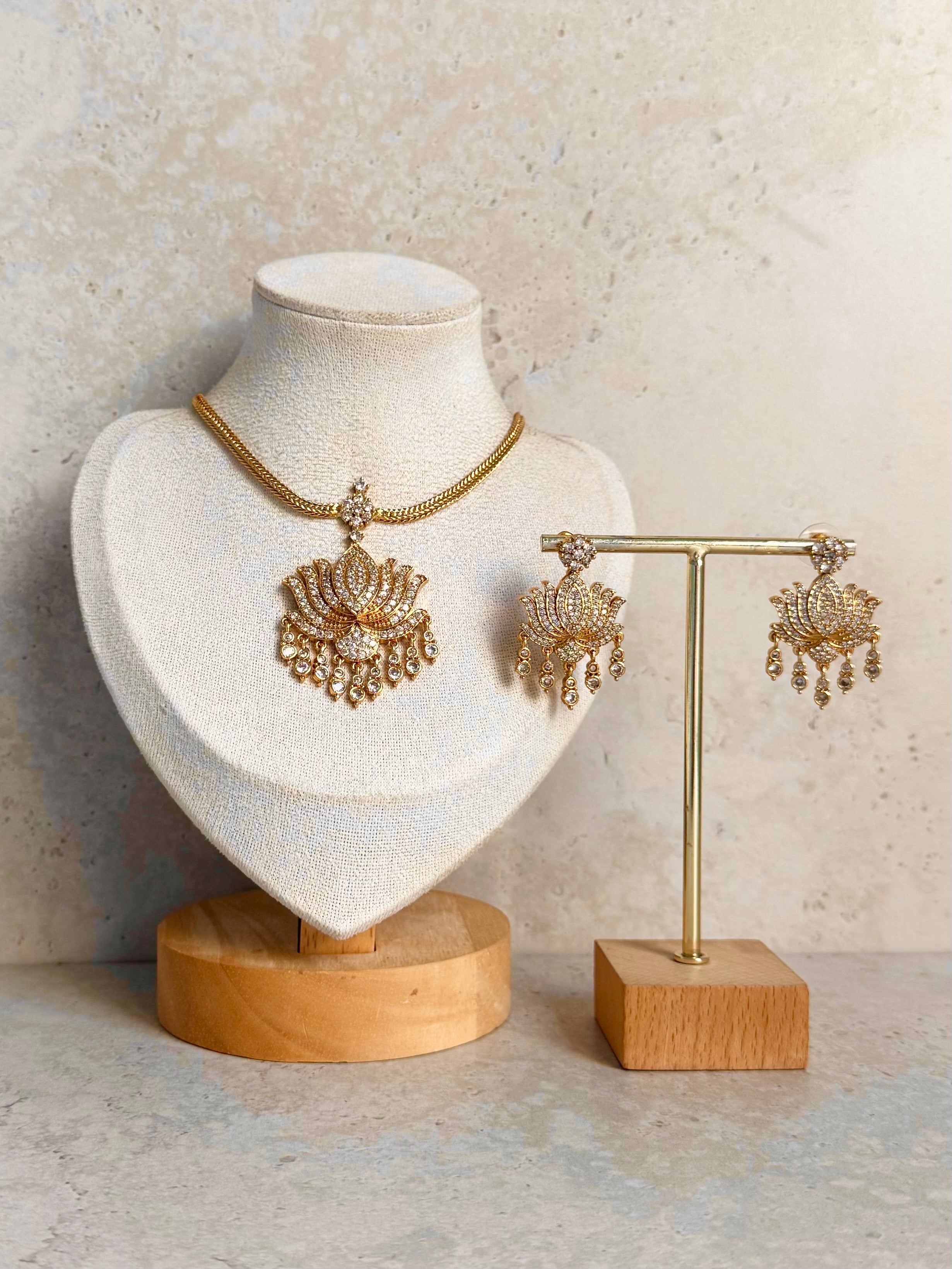 Ishita Necklace Set