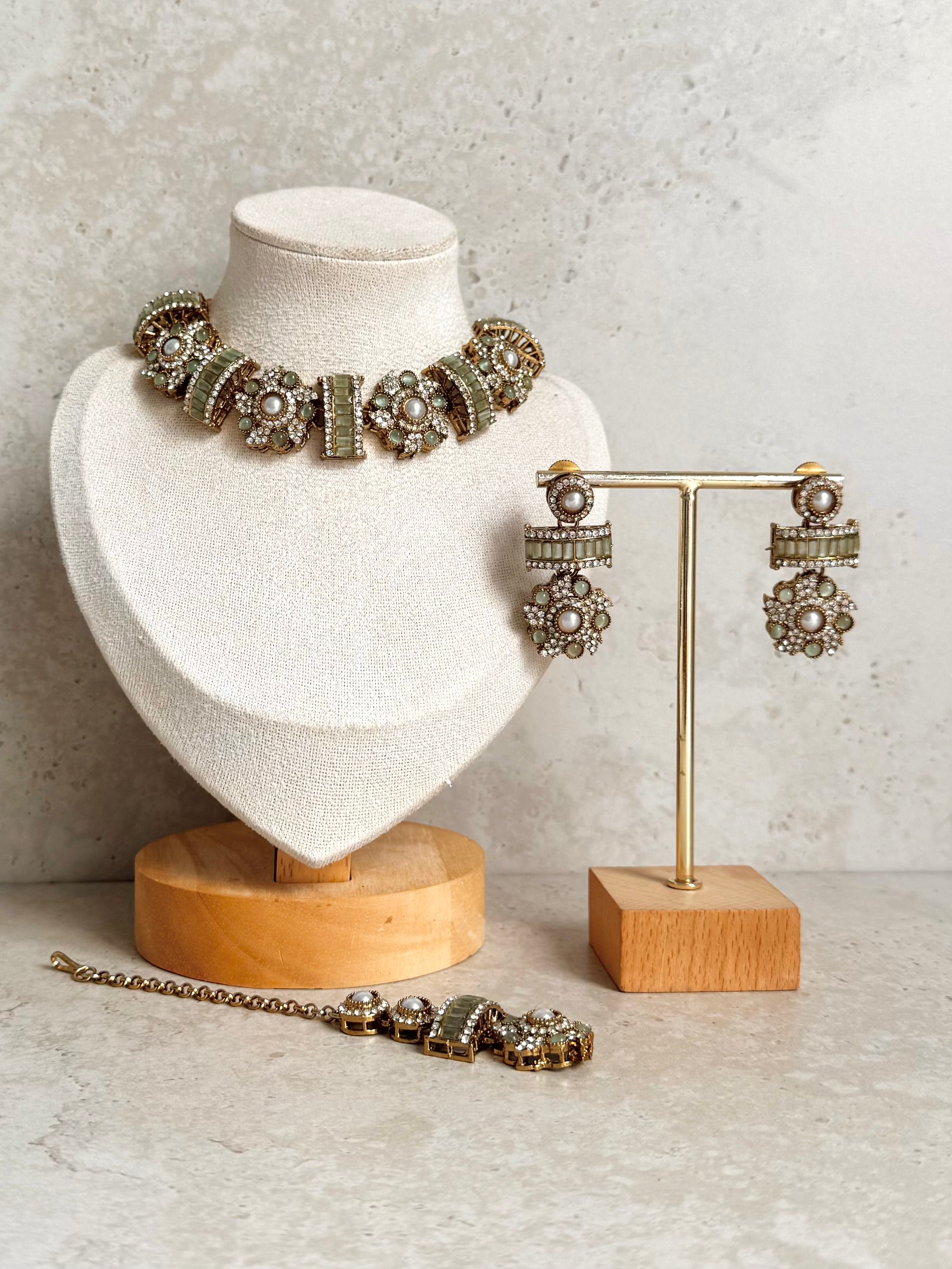 Manreet Necklace Set