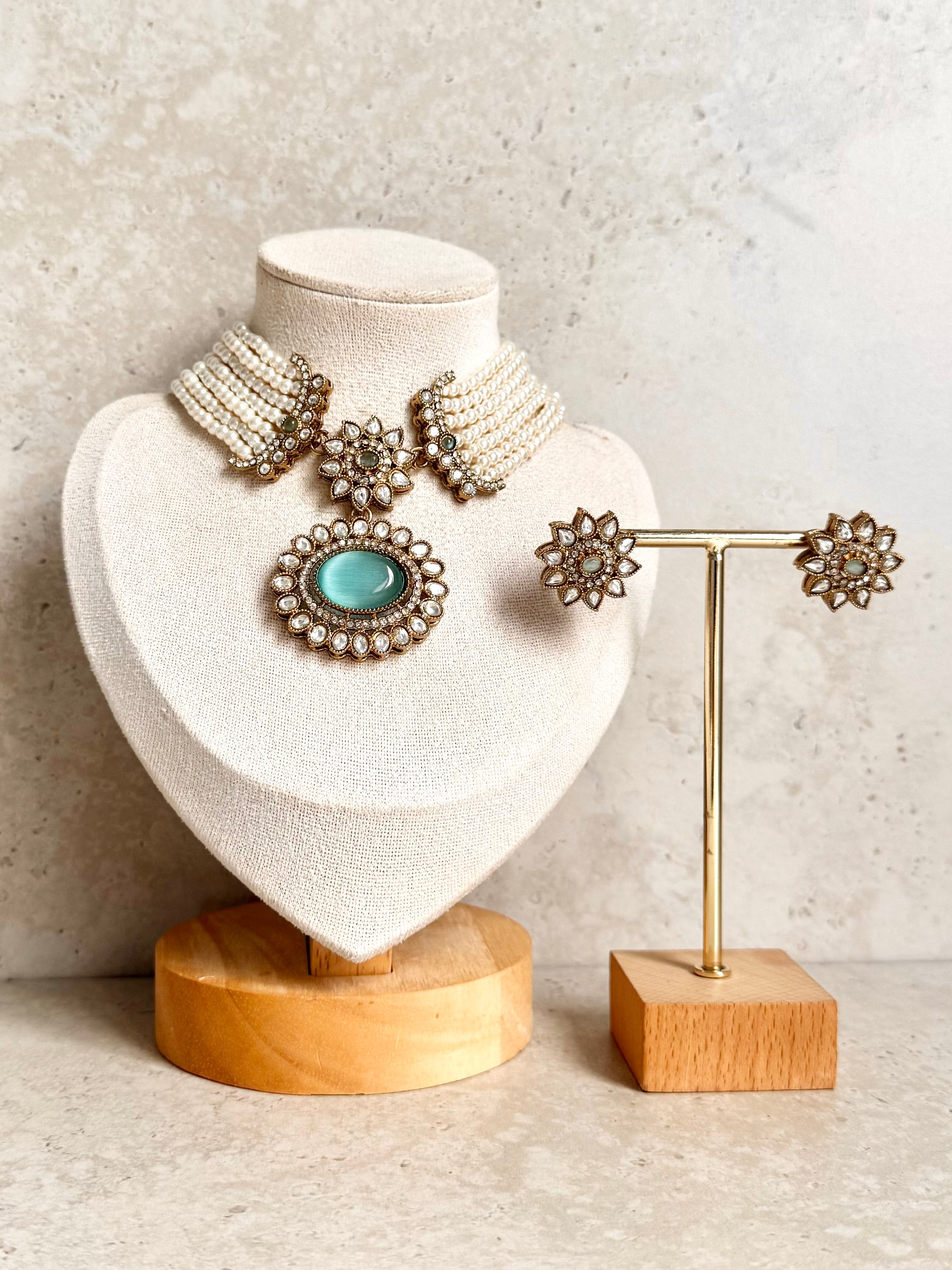 Mannat Necklace Set