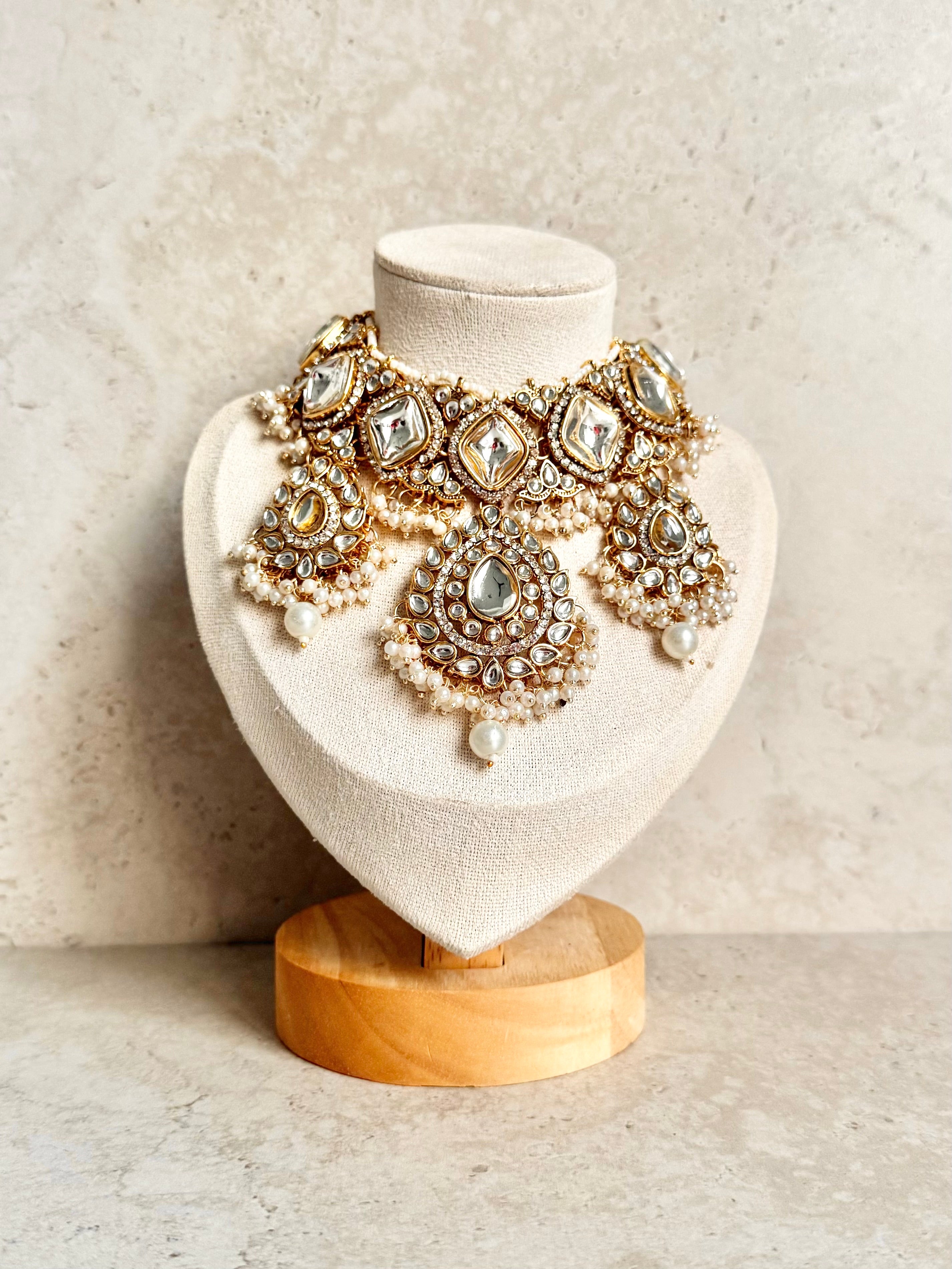 Avira Necklace Set