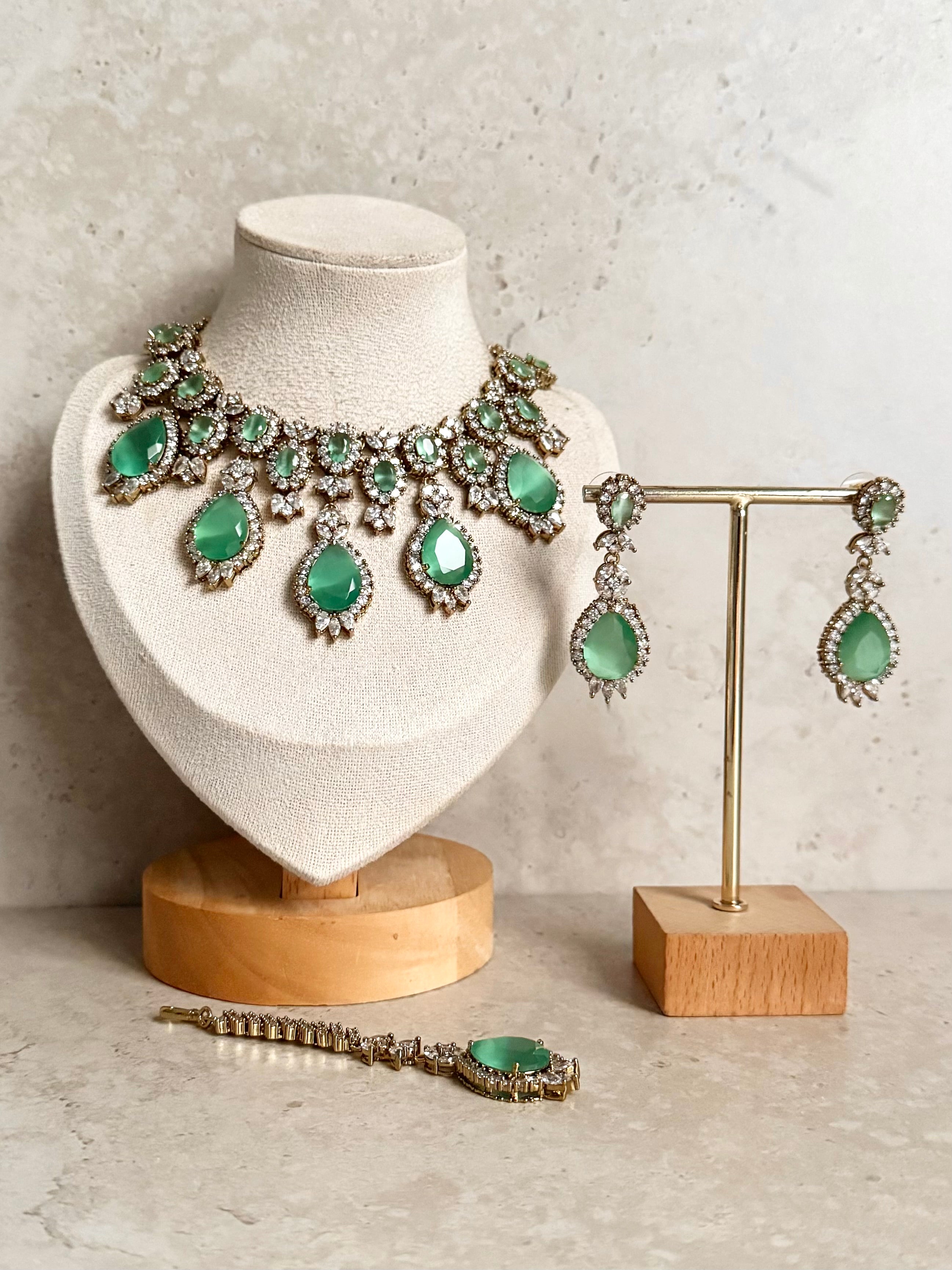 Nimrat Necklace Set