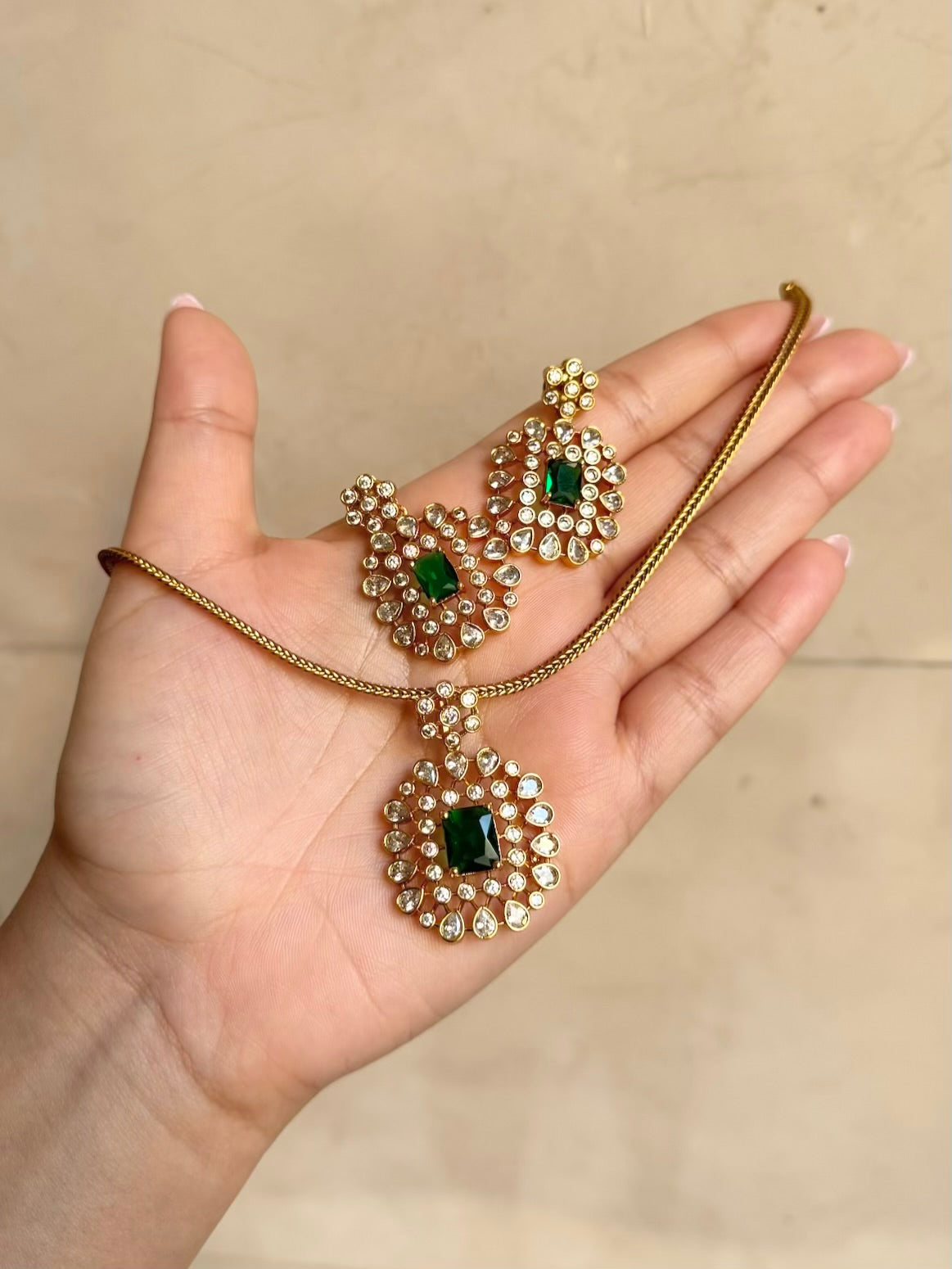 Anum Necklace Set