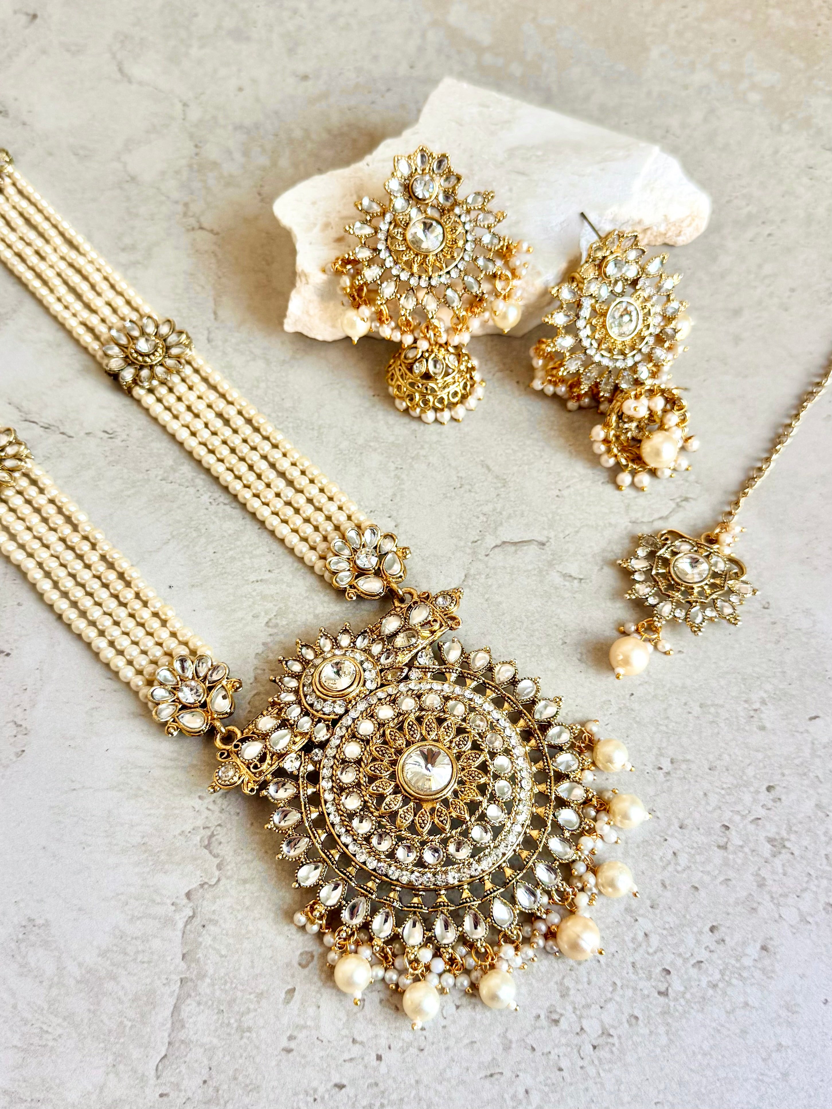 Aira Necklace Set