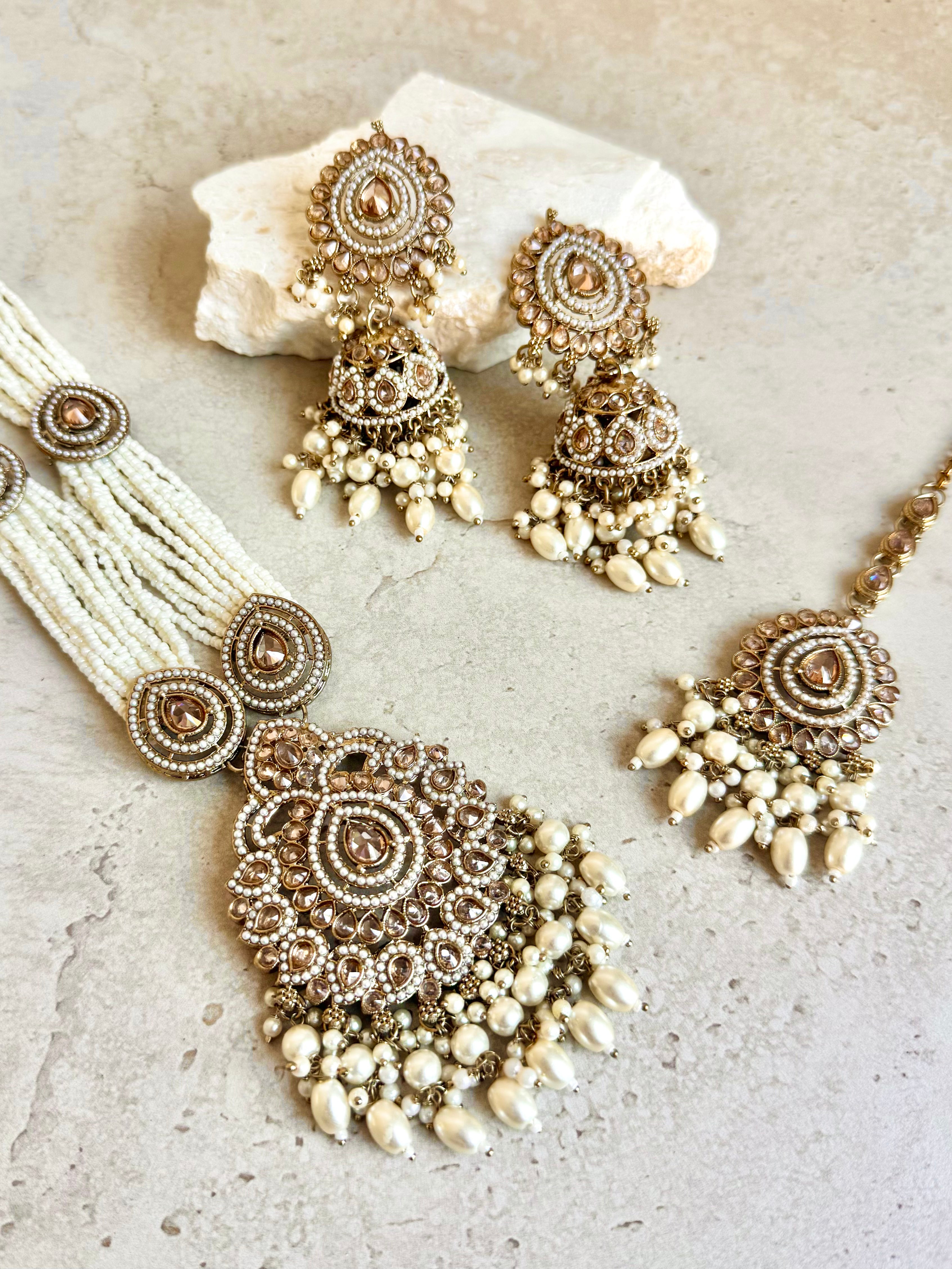 Era Necklace Set